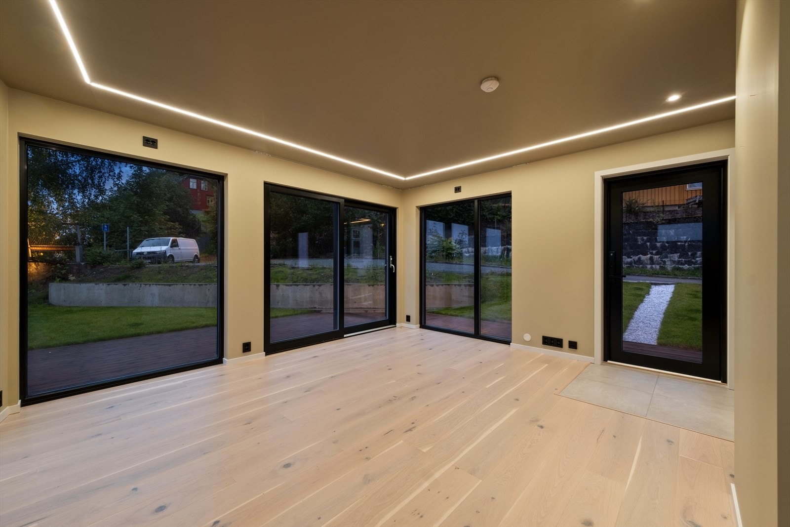 Boligen ligger fint til med lite gjennomgangstrafikk og begrenset innsyn. Galleribilde