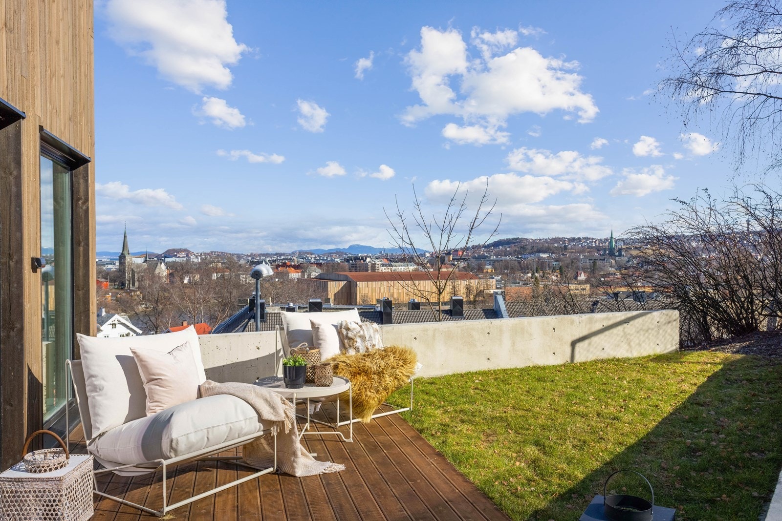 Boligen ligger fint til i høyden, og er skjermet for innsyn fra forbipasserende trafikk. Galleribilde