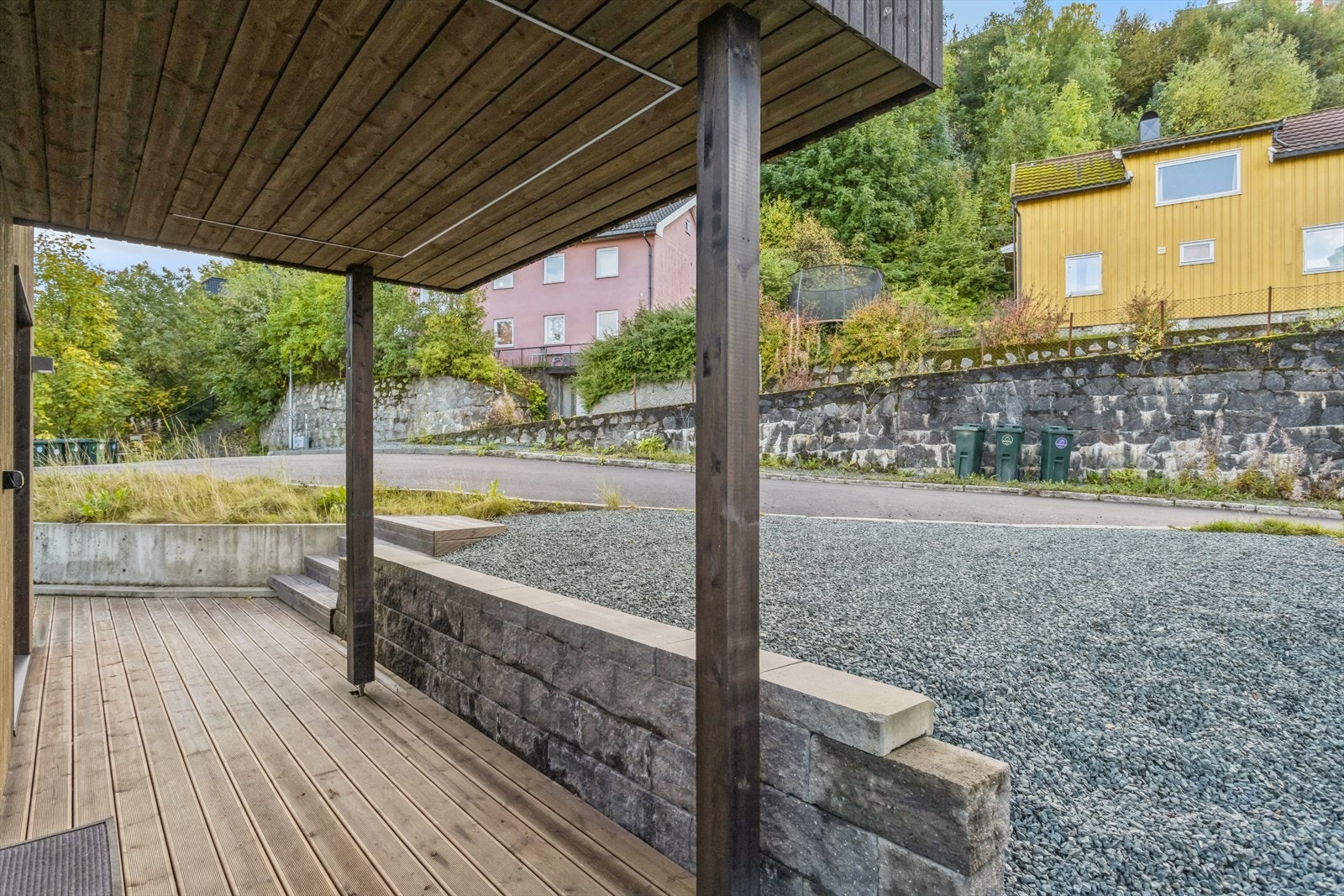 Ved inngangspartiet er det opparbeidet en gruslagt parkeringsplass Galleribilde