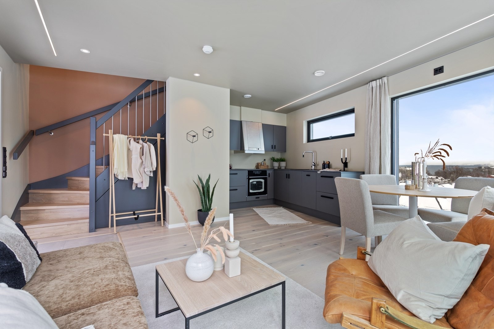 Boligen har en kvadratsmart planløsning, fordelt over 3 plan. I 1.etasje finner man en åpen stue- og kjøkkenløsning hvor sitte- og spisegruppen finner hver sin naturlige plass. Galleribilde