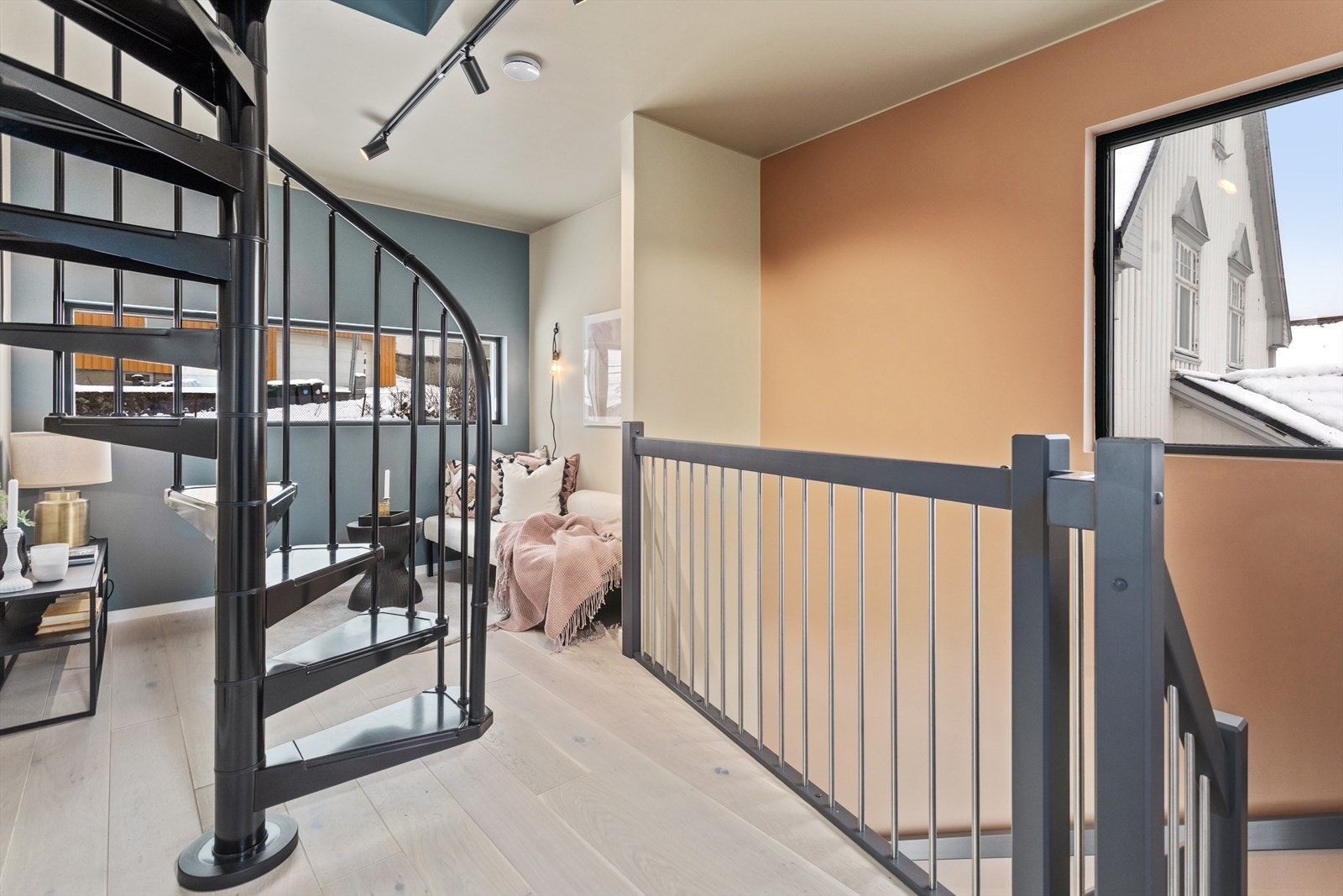 Stilfull spiraltrapp i metall fra 2. til 3. etasje. Galleribilde