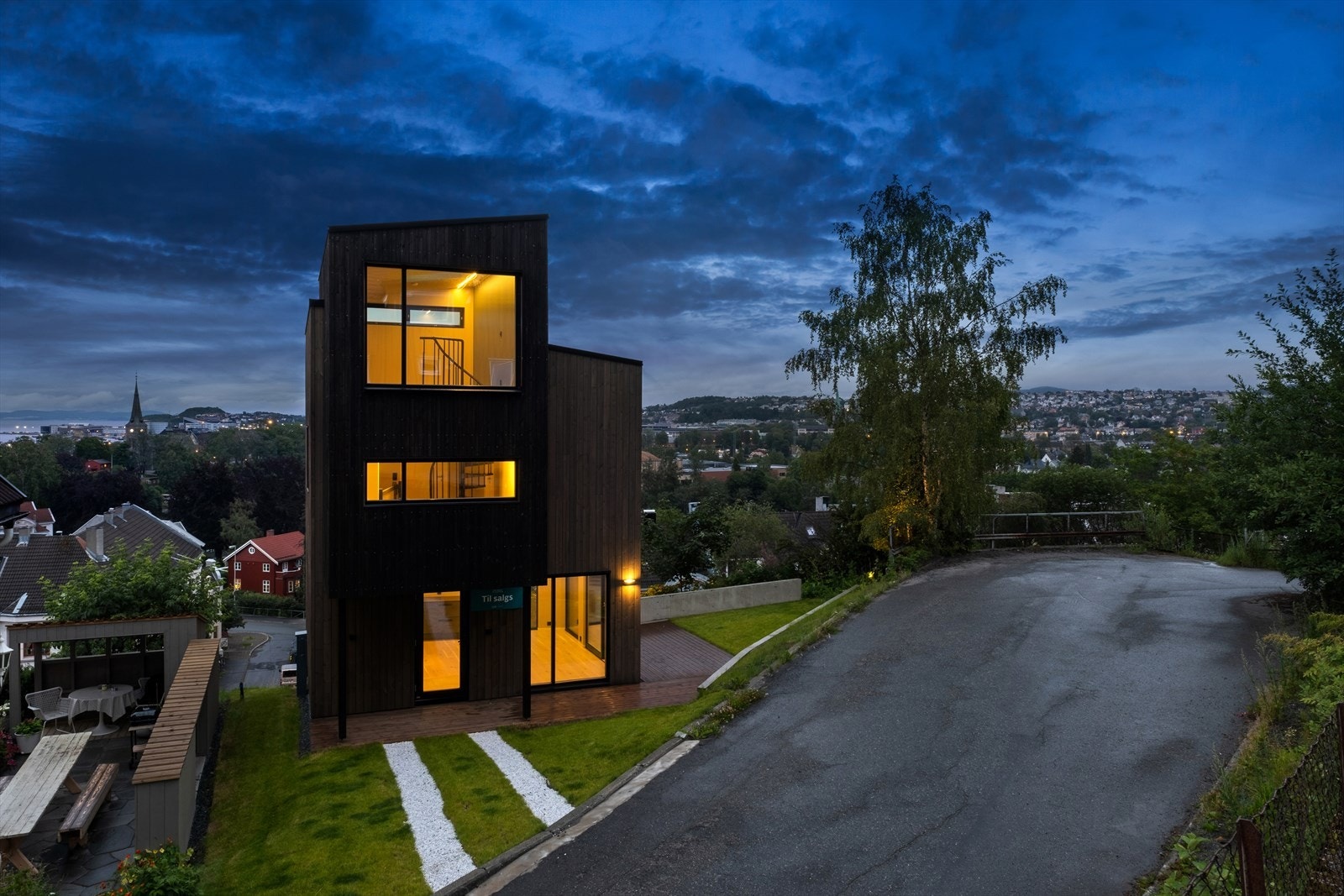 På tomten er det biloppstillingsplass, praktisk plassert rett utenfor inngangspartiet. Galleribilde