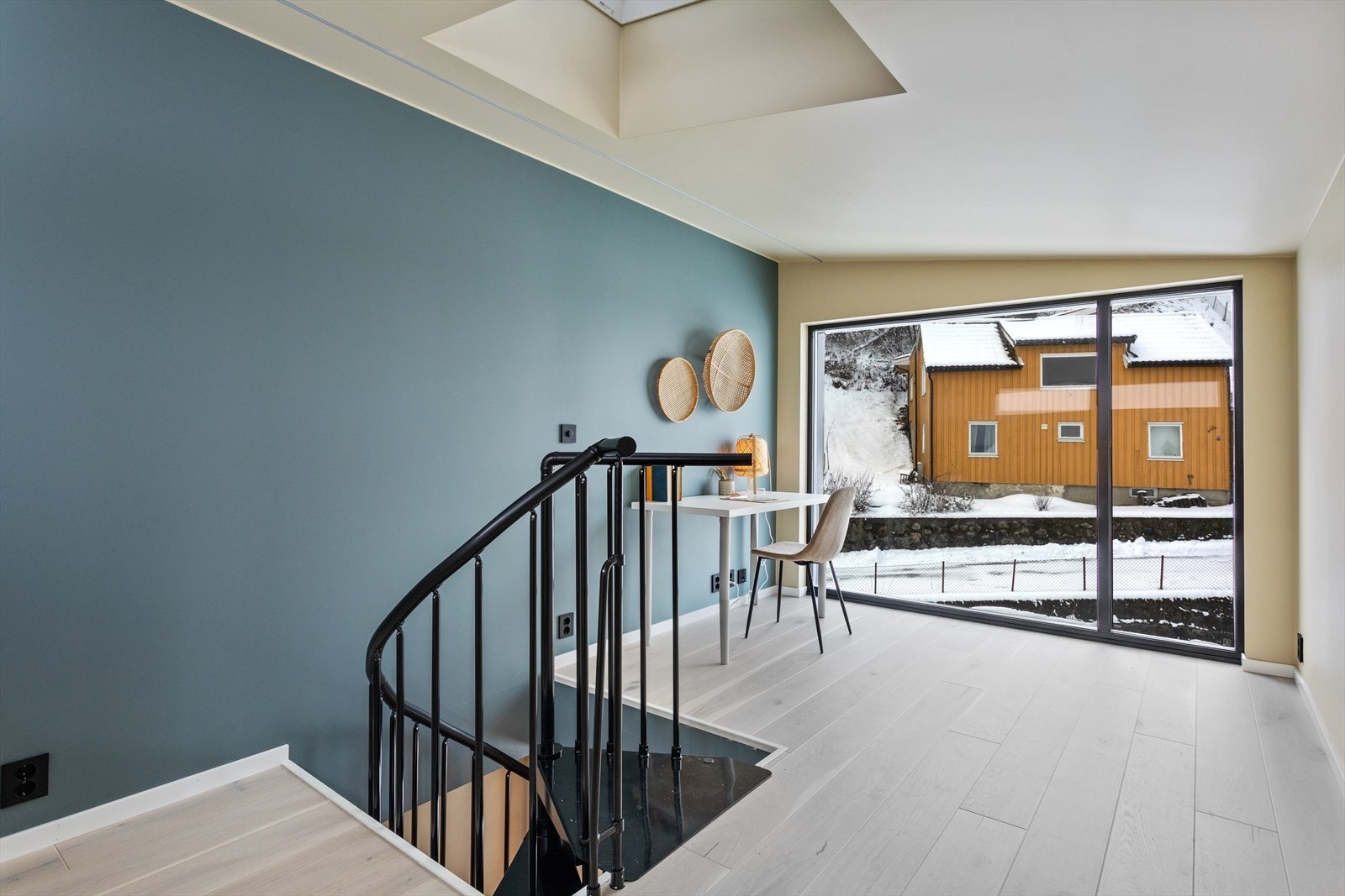 Stemningsbilde fra vinterhalvåret. I boligens 3. etasje finner man et kontor/soverom som måler 13 m², har god takhøyde og store vindusflater - godt egnet til hjemmekontor, eller å innrede med gjesteseng. Galleribilde
