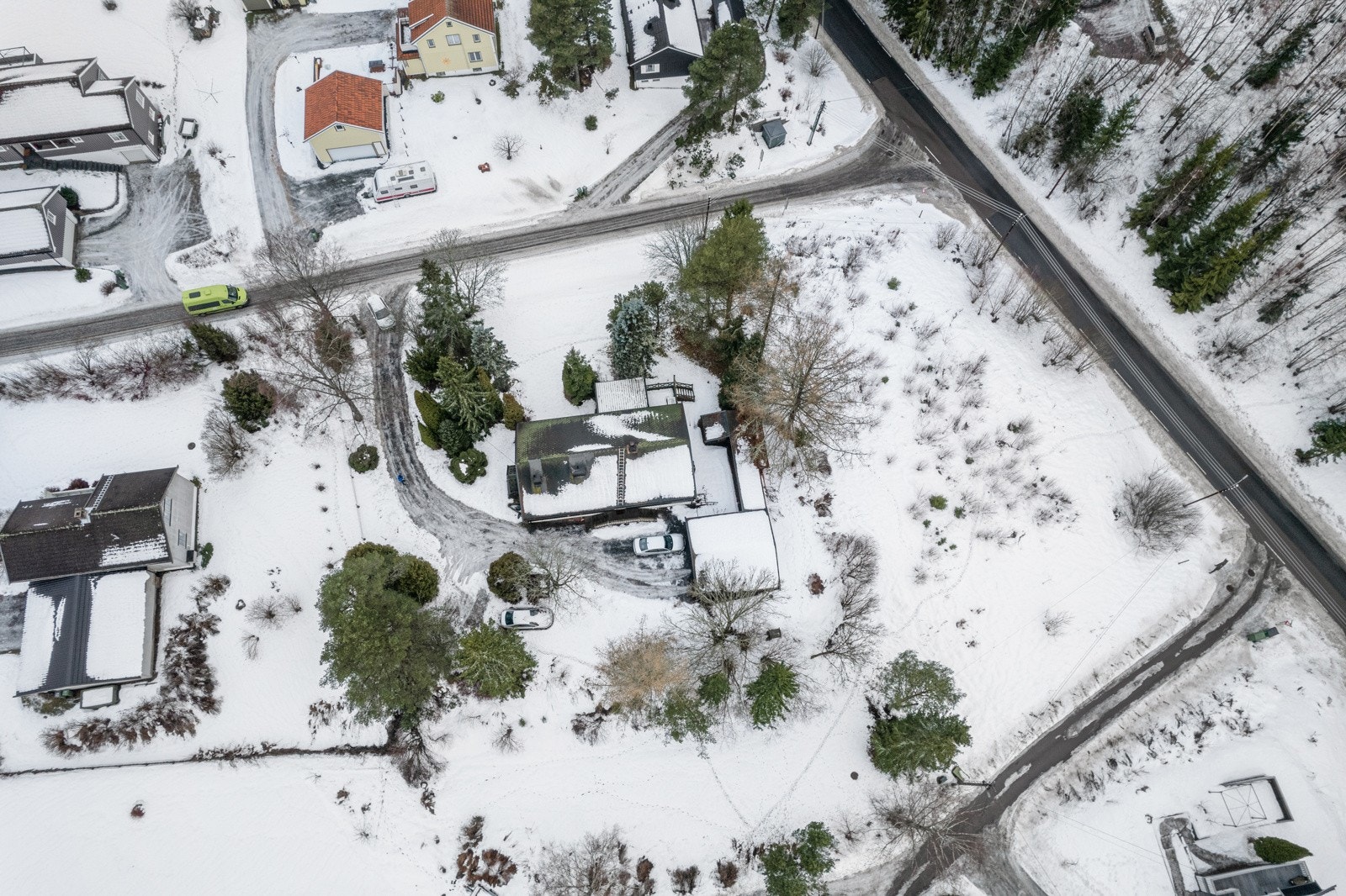 Salget består av en ubebygget tomt på 2.335 m² og en eiendom på 1.953 m² med en eldre enebolig Galleribilde