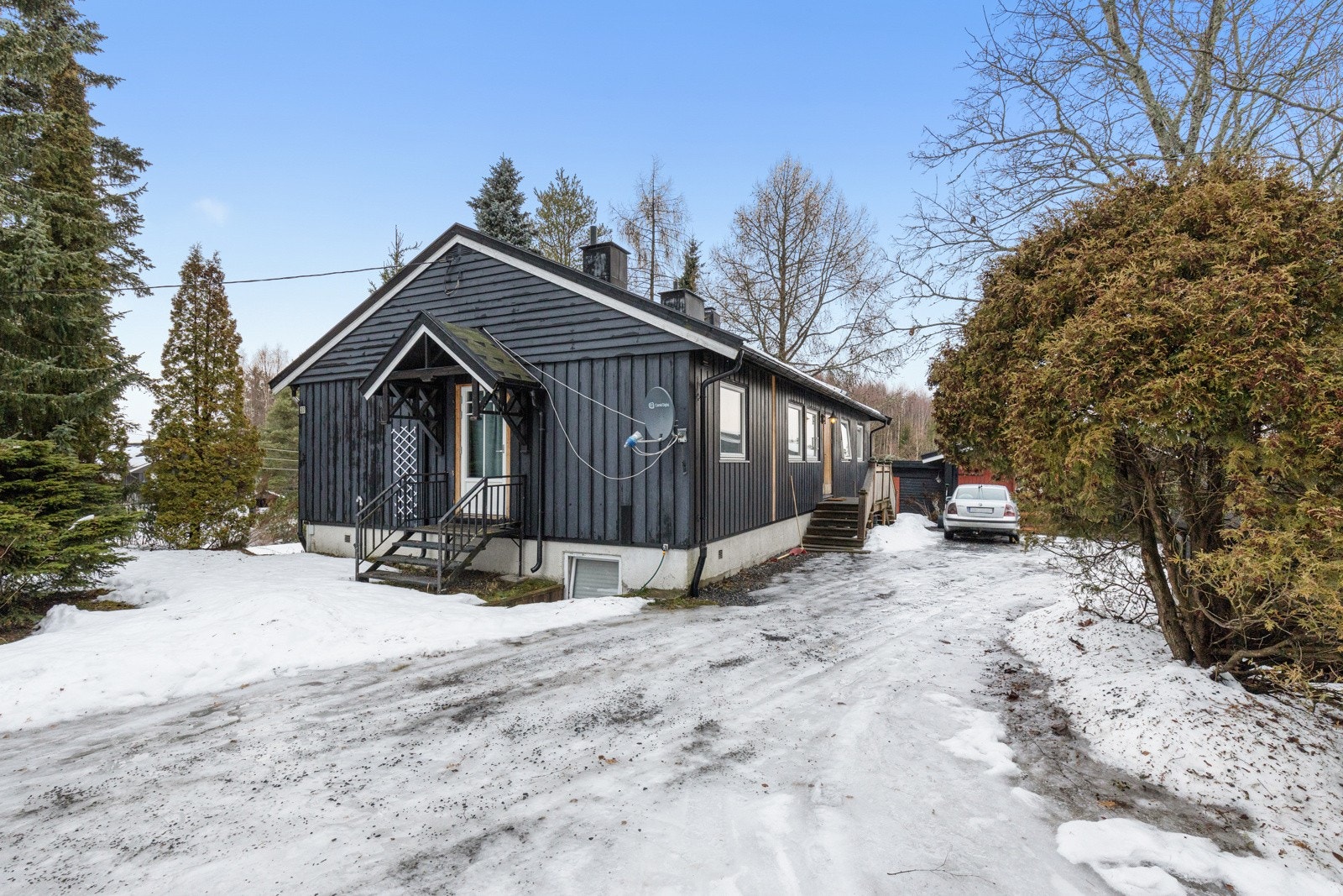 Eiendommen med en eldre enebolig har adresse Hoelsveien 37 Galleribilde