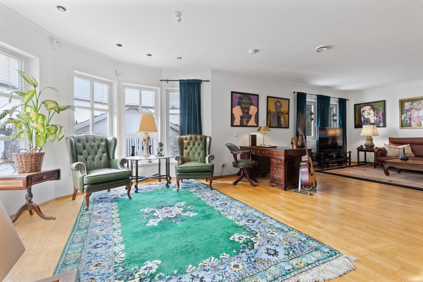 Himlingen over karnappvinduene er pent lyssatt med downlights. Galleribilde