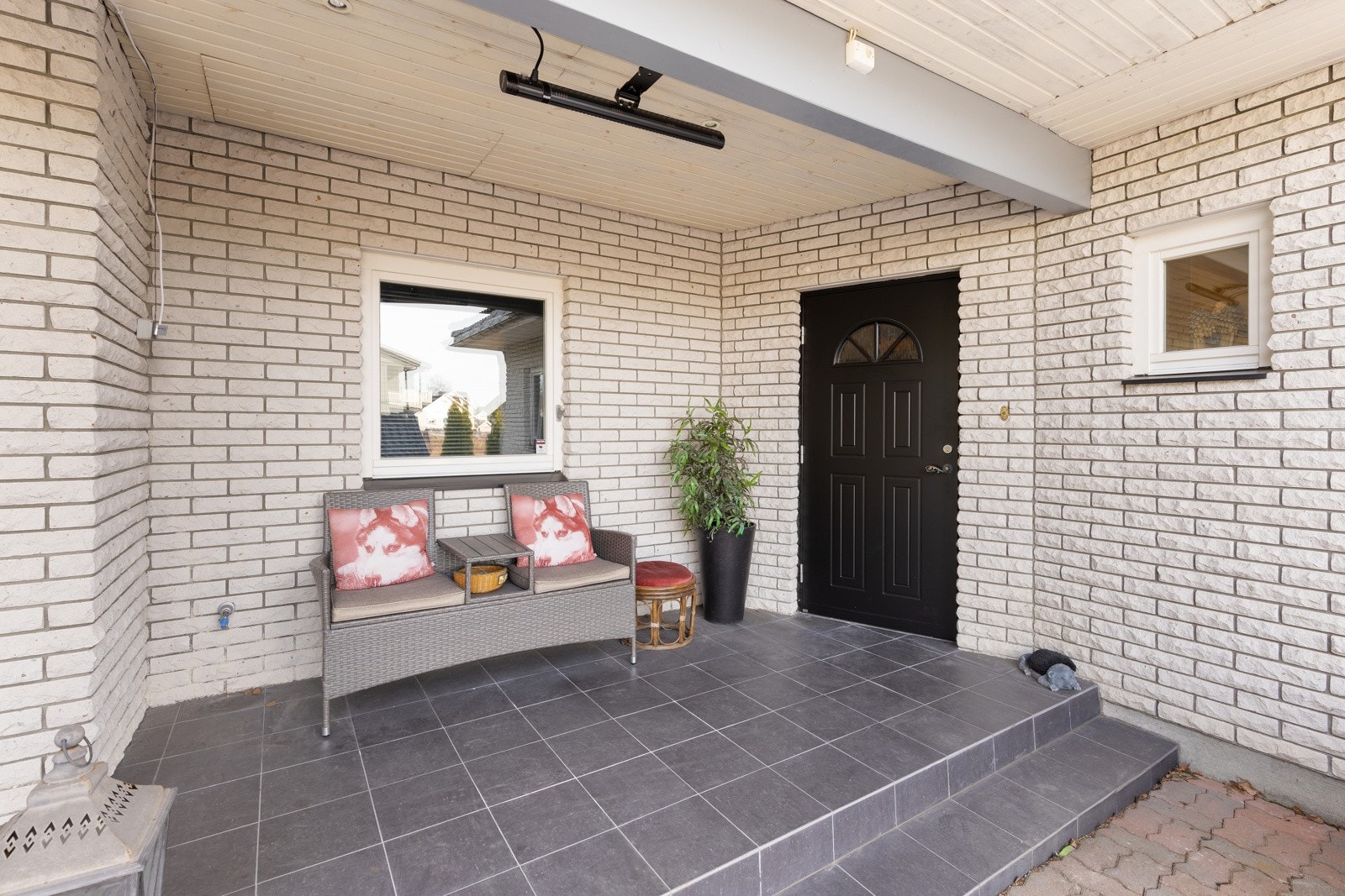 Et hyggelig overbygget inngangsparti ønsker deg velkommen inn. Galleribilde