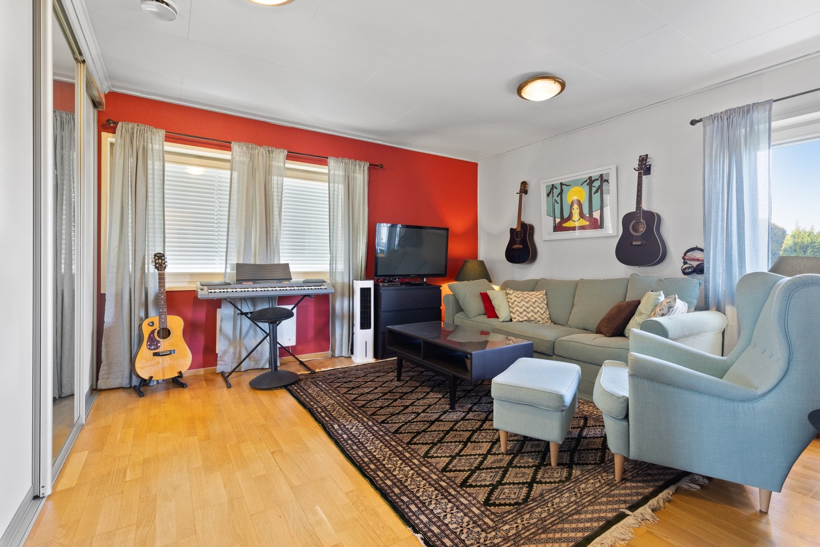 Rommet er av dagens eier benyttet som en ekstra Tv-stue. Det er bygget inn en praktisk skyvedørsgarderobe i vegg. Galleribilde