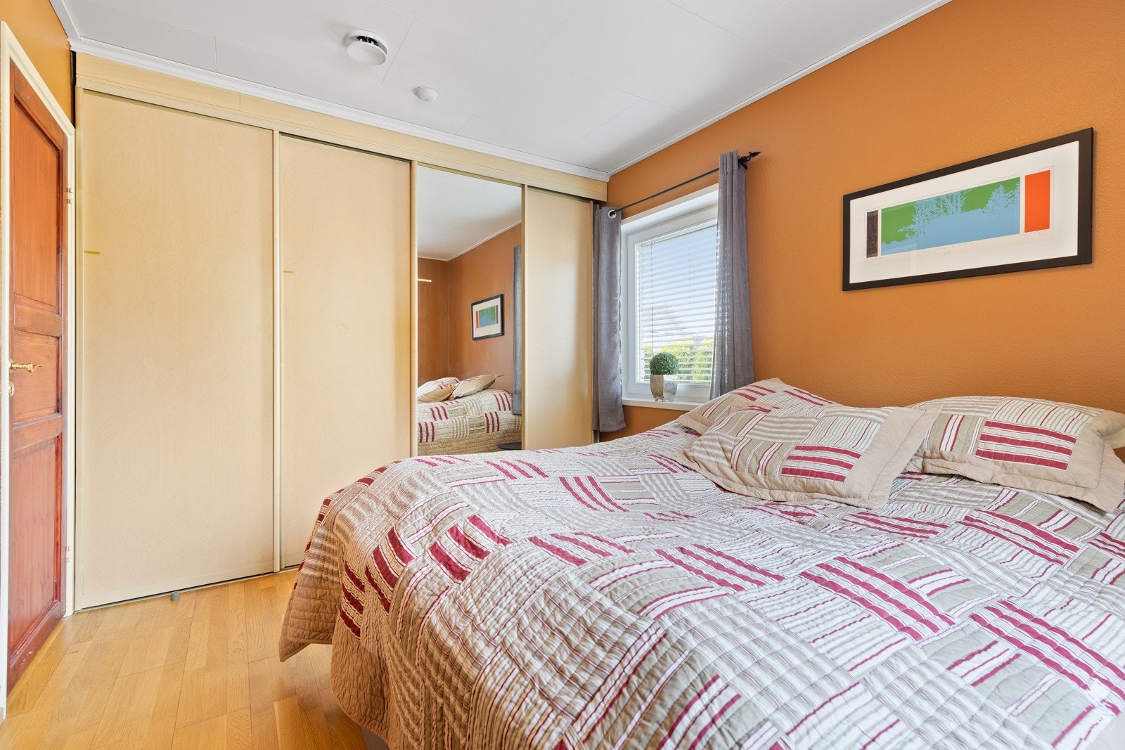 Det er bygget inn en praktisk skyvedørsgarderobe i vegg. Galleribilde