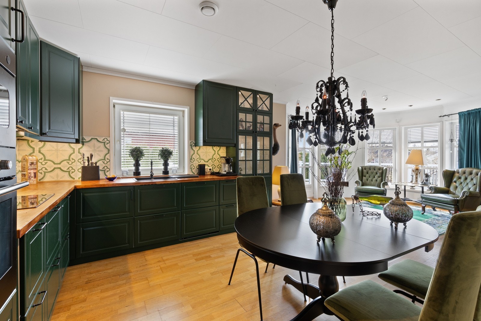 Det er satt inn fliser mellom over- og underskap, samt belysning. Galleribilde