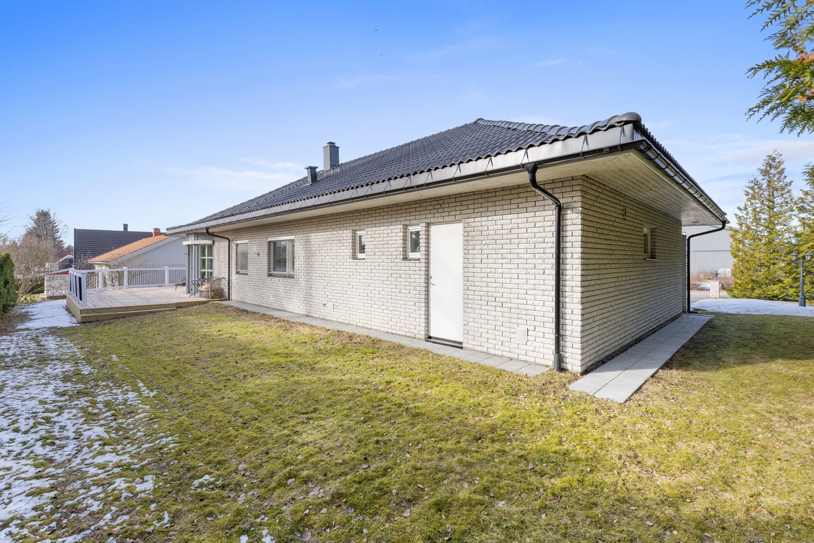 Eiet tomt på 761 kvm. Tomten er hovedsakelig flat og pent opparbeidet med plenareal, busker og div. beplantning. Galleribilde