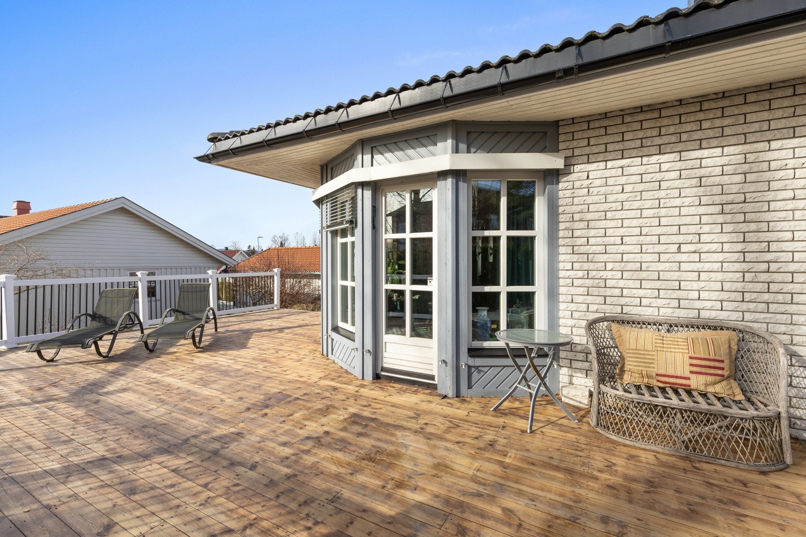På terrassen kan man nyte gode solforhold gjennom store deler av dagen på sommerstid. Galleribilde