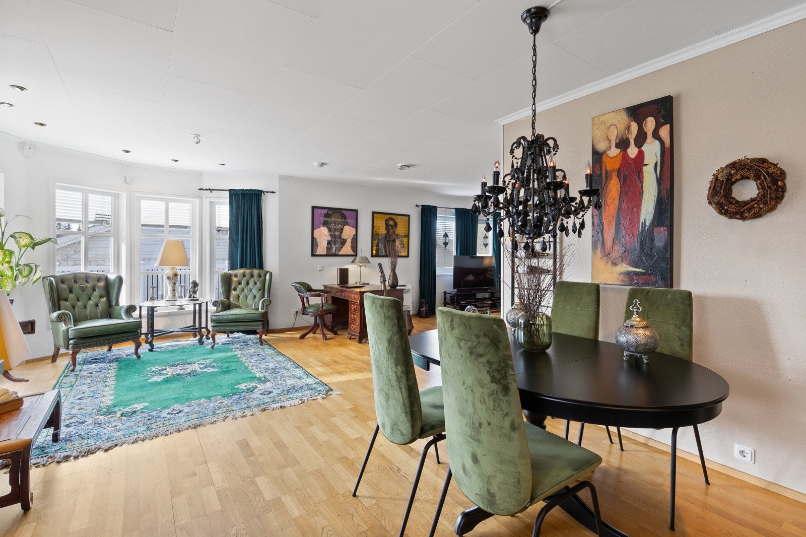 God plass til koselig frokostbord i forkant av kjøkkenet. Galleribilde