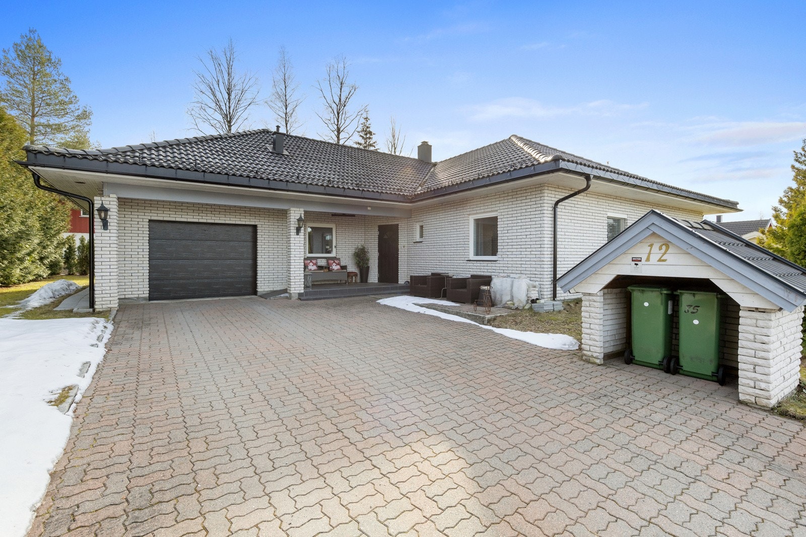 Parkering i integrert garasje med plass for en bil. For øvrig gode parkeringsmuligheter på stor steinbelagt gårdsplass. Galleribilde