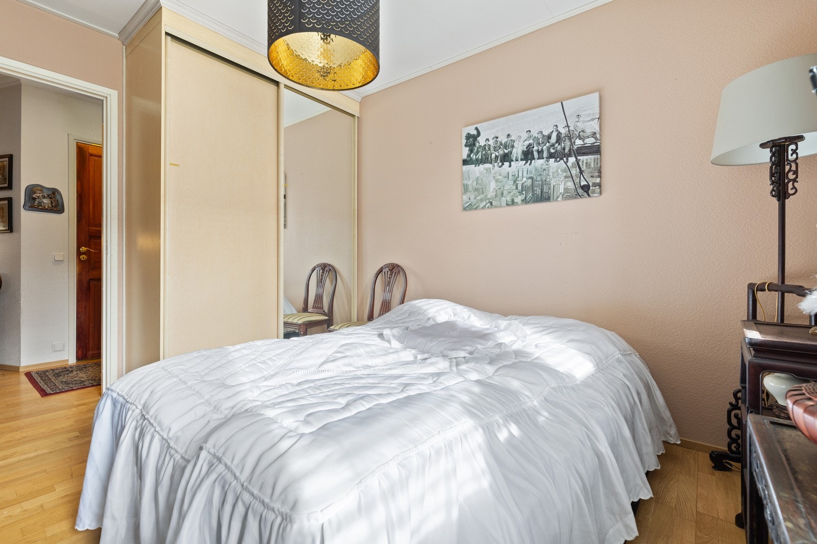 Det er bygget inn en praktisk skyvedørsgarderobe i vegg. Galleribilde