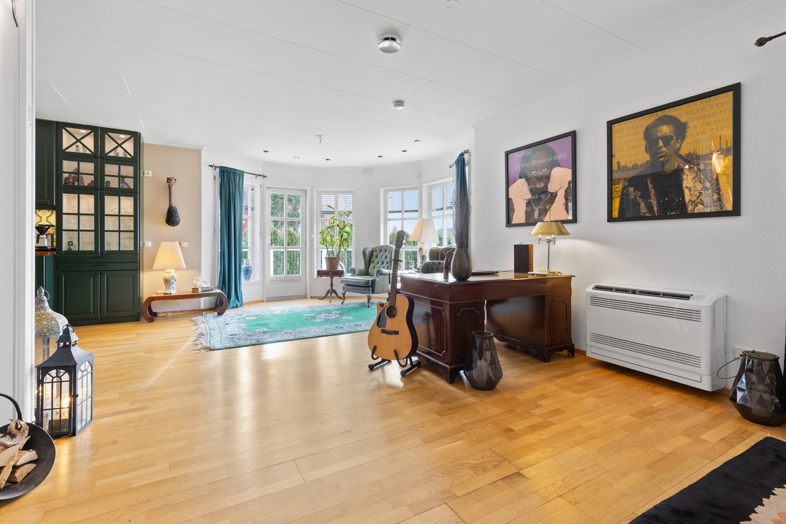 På veggen er det montert en luft-til-luft varmepumpe, ny i 2022 som bidrar til en jevn innetemperatur året gjennom. Galleribilde