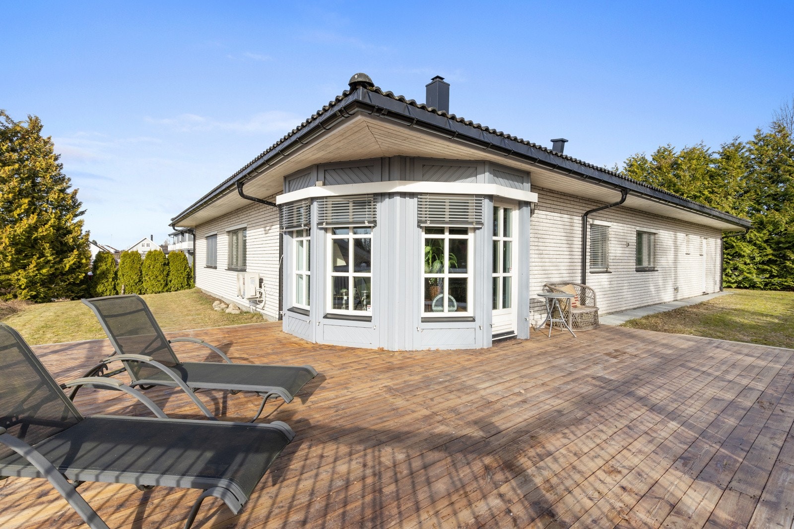 Fra stuen er det utgang til en stor solrik terrasse hvor man kan nyte gode solforhold gjennom store deler av dagen på sommerstid. Fra terrassen er det direkte adkomst til hagen, som innbyr til lek og hygge for barna. Galleribilde