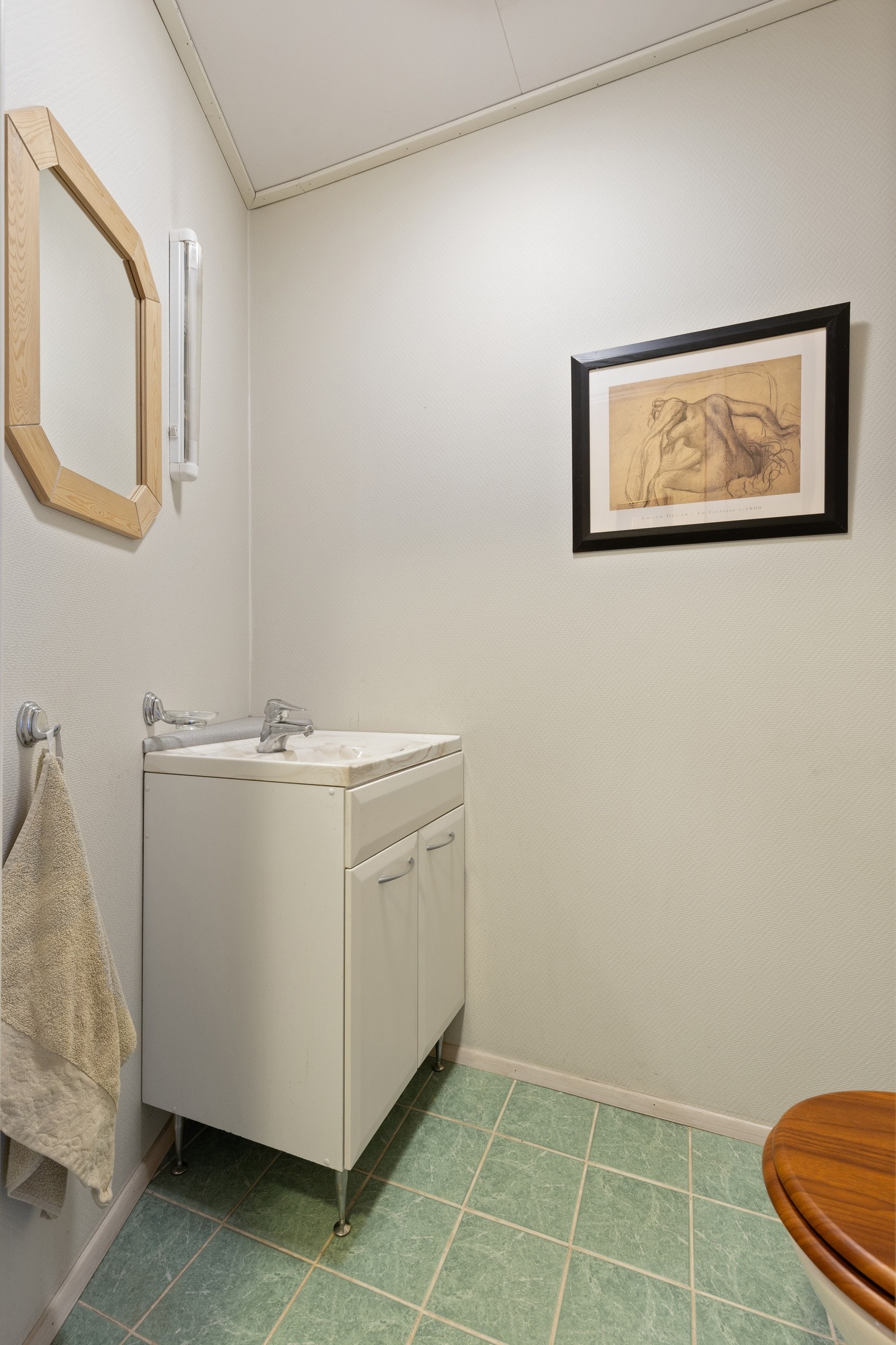 Separat wc-rom i tilknytning til gang - perfekt for gjester. Galleribilde