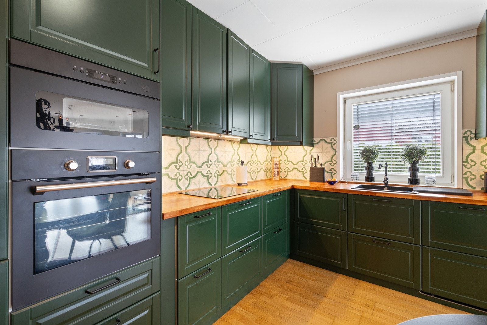 Av utstyr medfølger integrert stekeovn, mikro, platetopp, oppvaskmaskin, samt kombinert kjøl-/frys. Elektrisk ventilator over kokesonen. Galleribilde