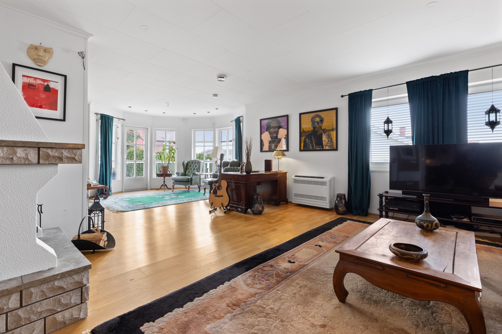 Den åpne stuen fremstår som meget innbydende i lyse, tidsriktige fargevalg. Svært gode lysforhold med store vindusflater i flere himmelretninger som gir en meget luftig romfølelse. Galleribilde