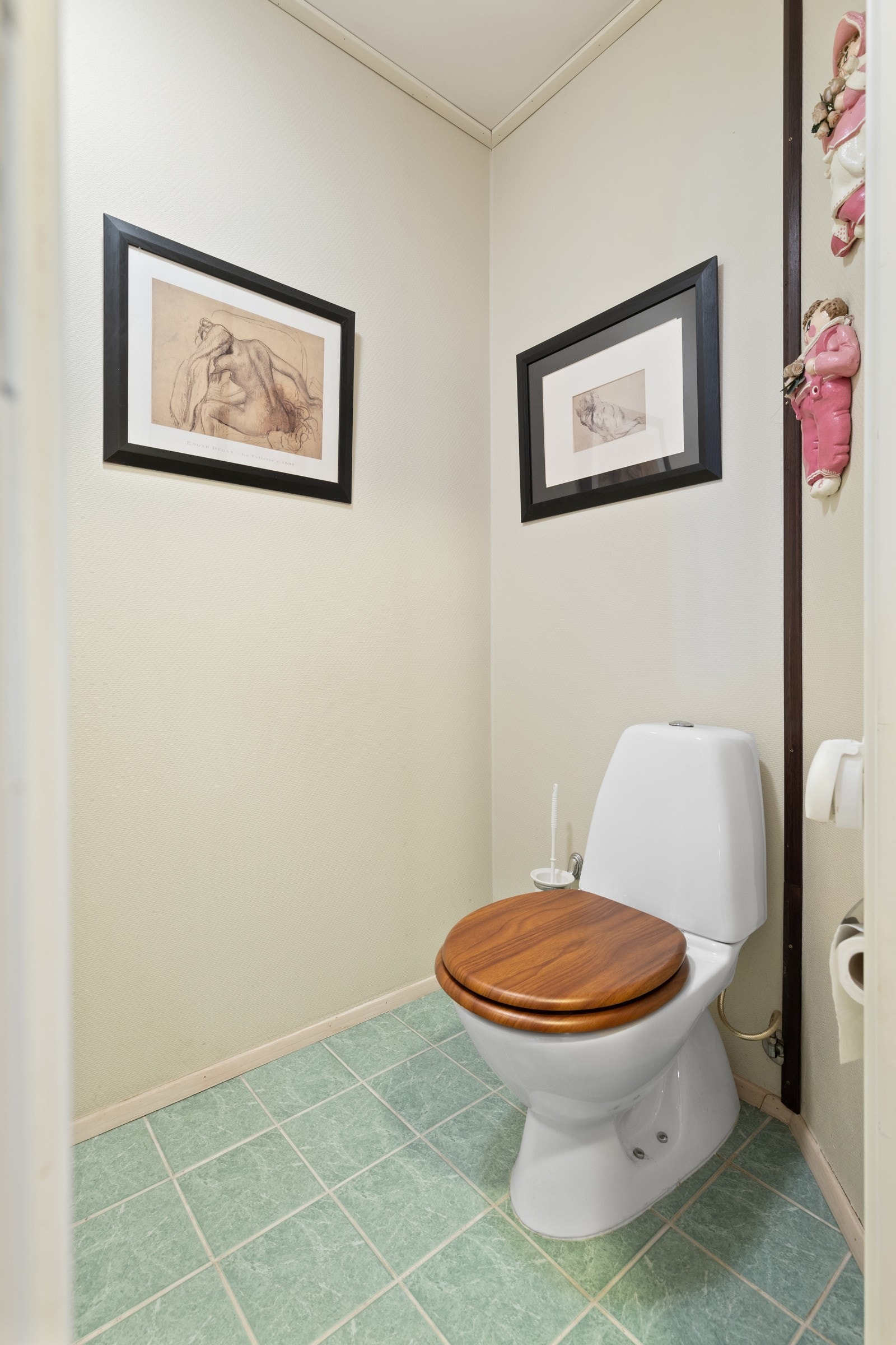 Separat wc-rom i tilknytning til gang - perfekt for gjester. Galleribilde