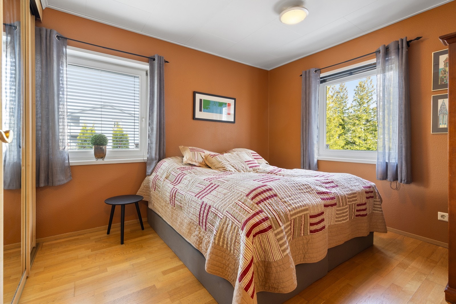 Boligen har totalt 3 soverom av god størrelse. Hovedsoverommet har rødbrune veggflater, parkett på gulv og to store vinduer som slipper inn rikelig med lys. Galleribilde