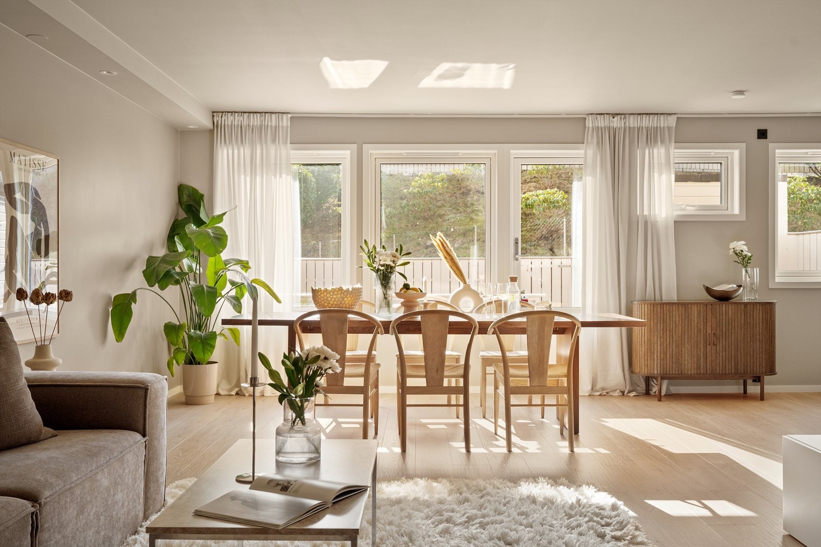 Leiligheten er renovert i 2023 og holder en meget høy og moderne standard! Galleribilde
