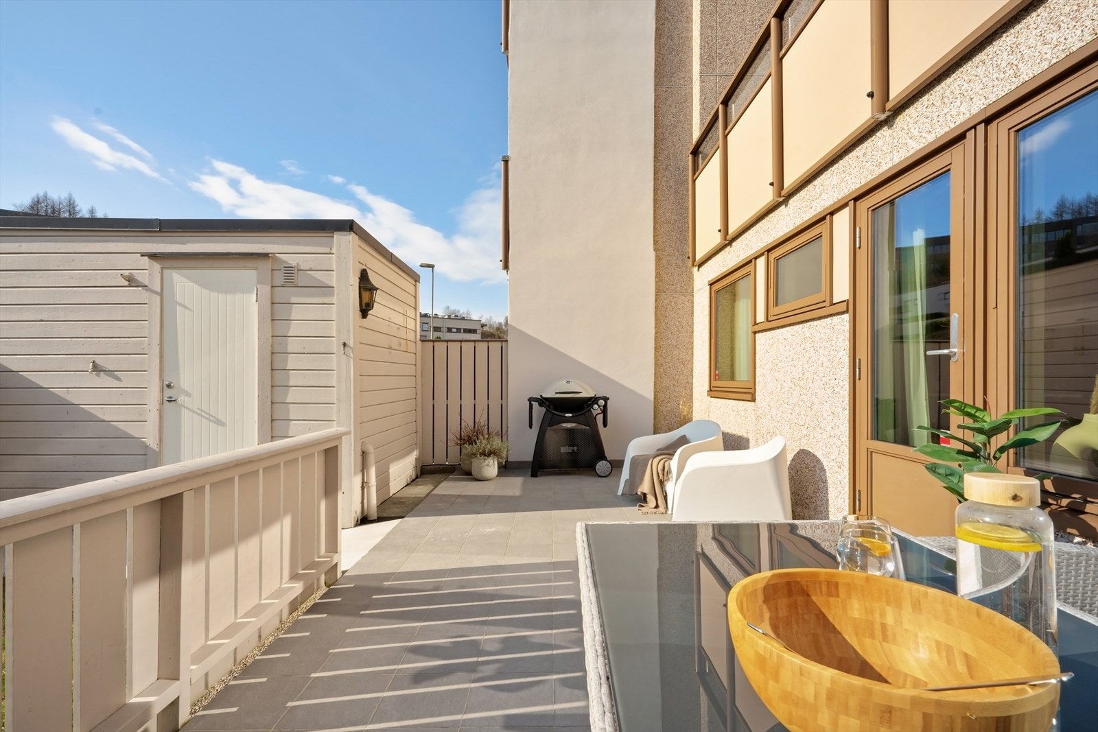 Leiligheten har en trappefri adkomst og har en terrasse på 25 m². I tillegg er det en flott hageflekk tilhørende leilighet. Galleribilde