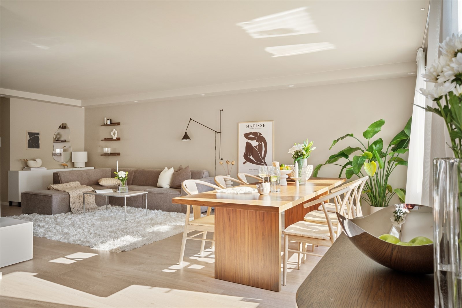 Med sin gode størrelse har stuen plass til både stor sofagruppe og stort spisebord. Galleribilde