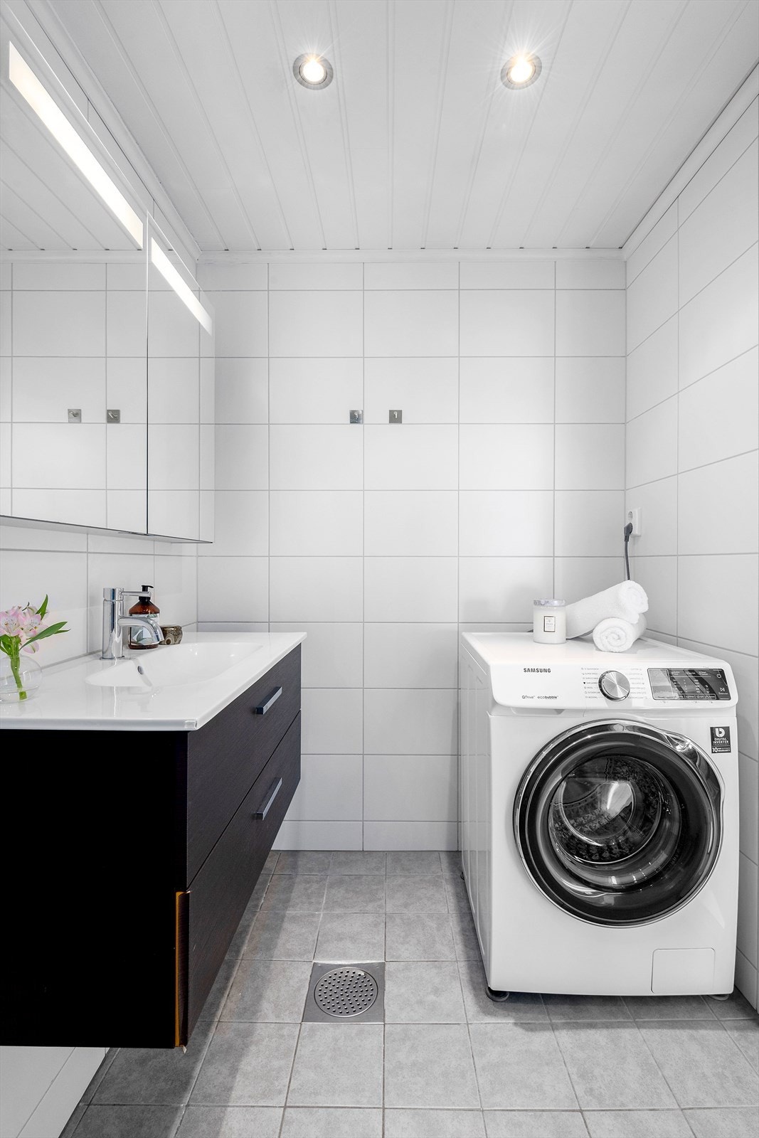 Badet har også opplegg for vaskemaskin og servant med innredning. Galleribilde