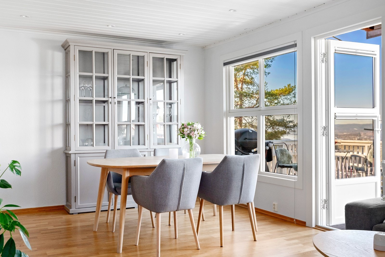 Store vindusflater gir rikelig med naturlig lysinnslipp. Galleribilde