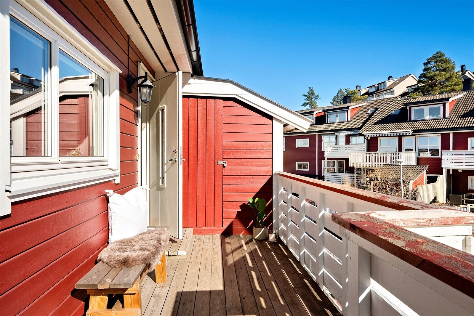 Velkommen inn! Hyggelig inngangsparti med en egen liten uteplass. Her kan morgenkaffen nytes. Utebod (BRA-e) foran inngangen på ca. 3 m². Galleribilde