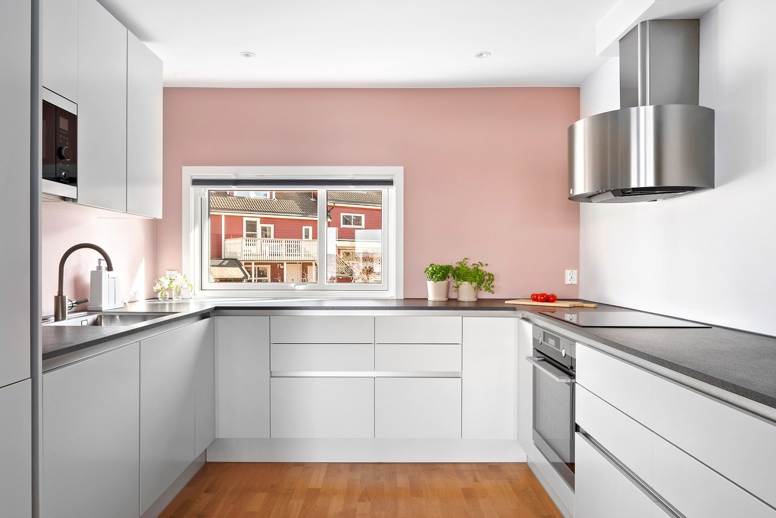 Tidløst HTH kjøkken fra 2018 med integrerte hvitevarer. Galleribilde