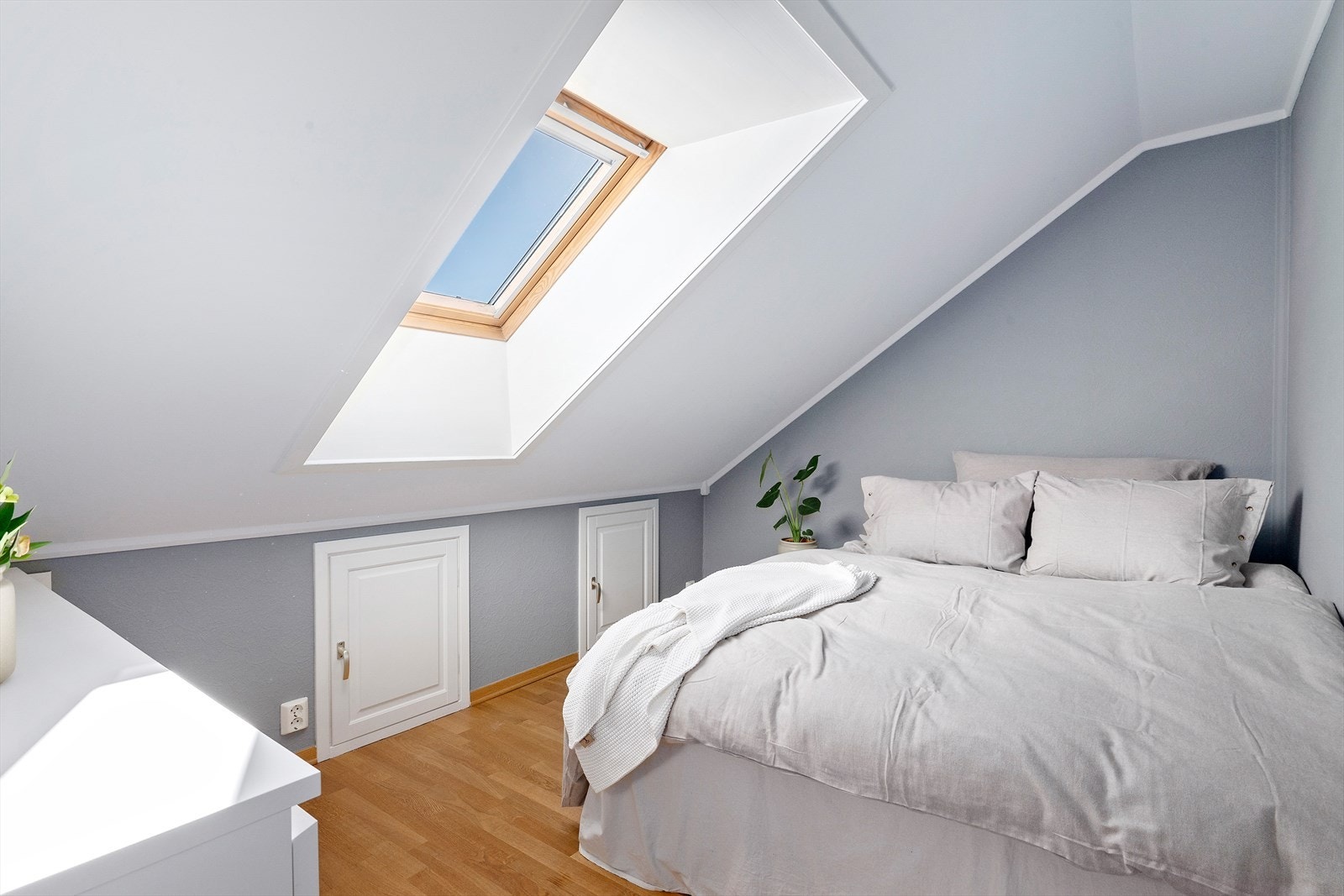 Soverom II | Praktisk soverom med plass til dobbeltseng, nattbord og oppbevaringsløsning. Galleribilde