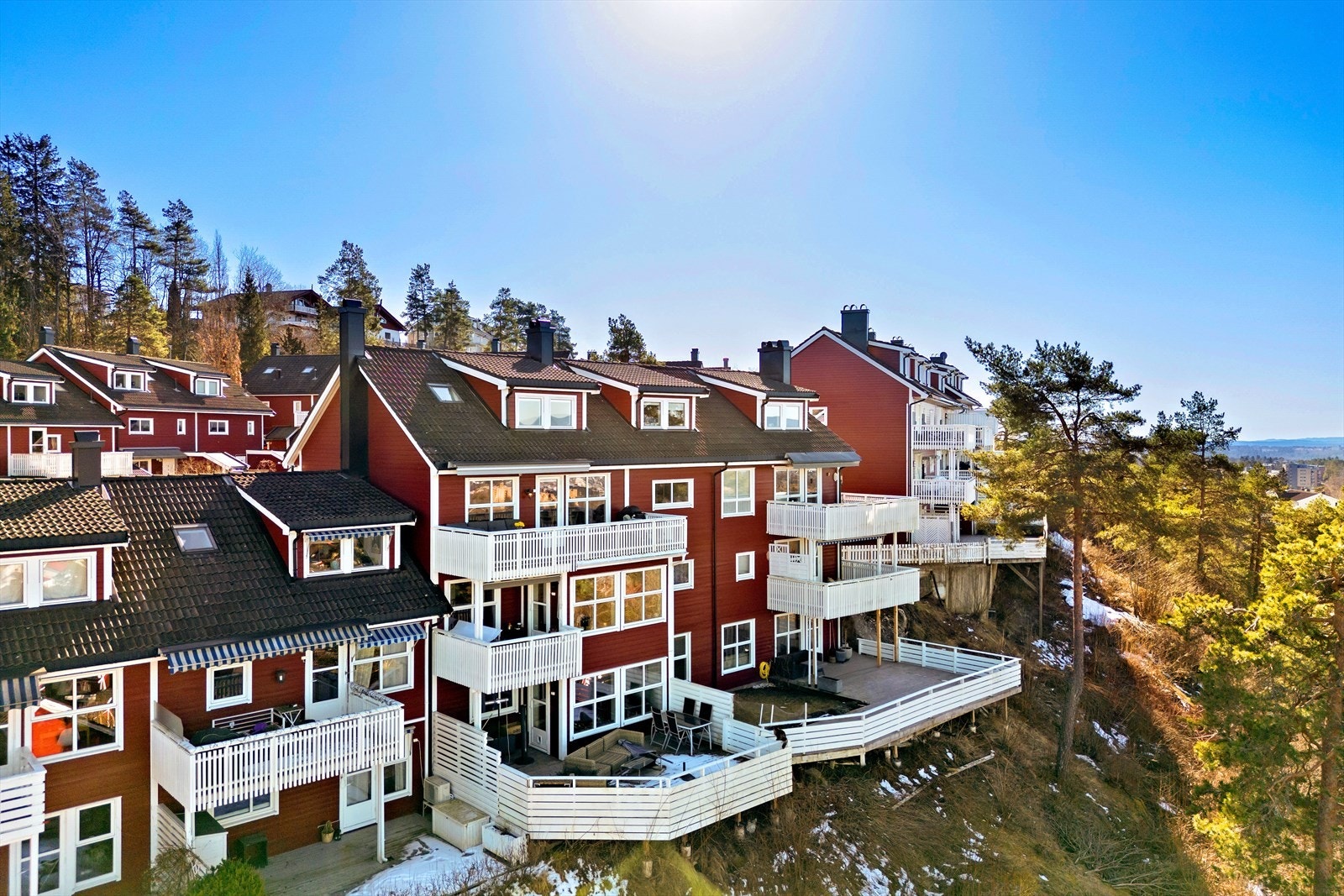 Her bor du i svært barnevennlige omgivelser på Hellerudtoppen. Attraktivt område med idylliske langrennsløyper og kort vei til buss. Galleribilde