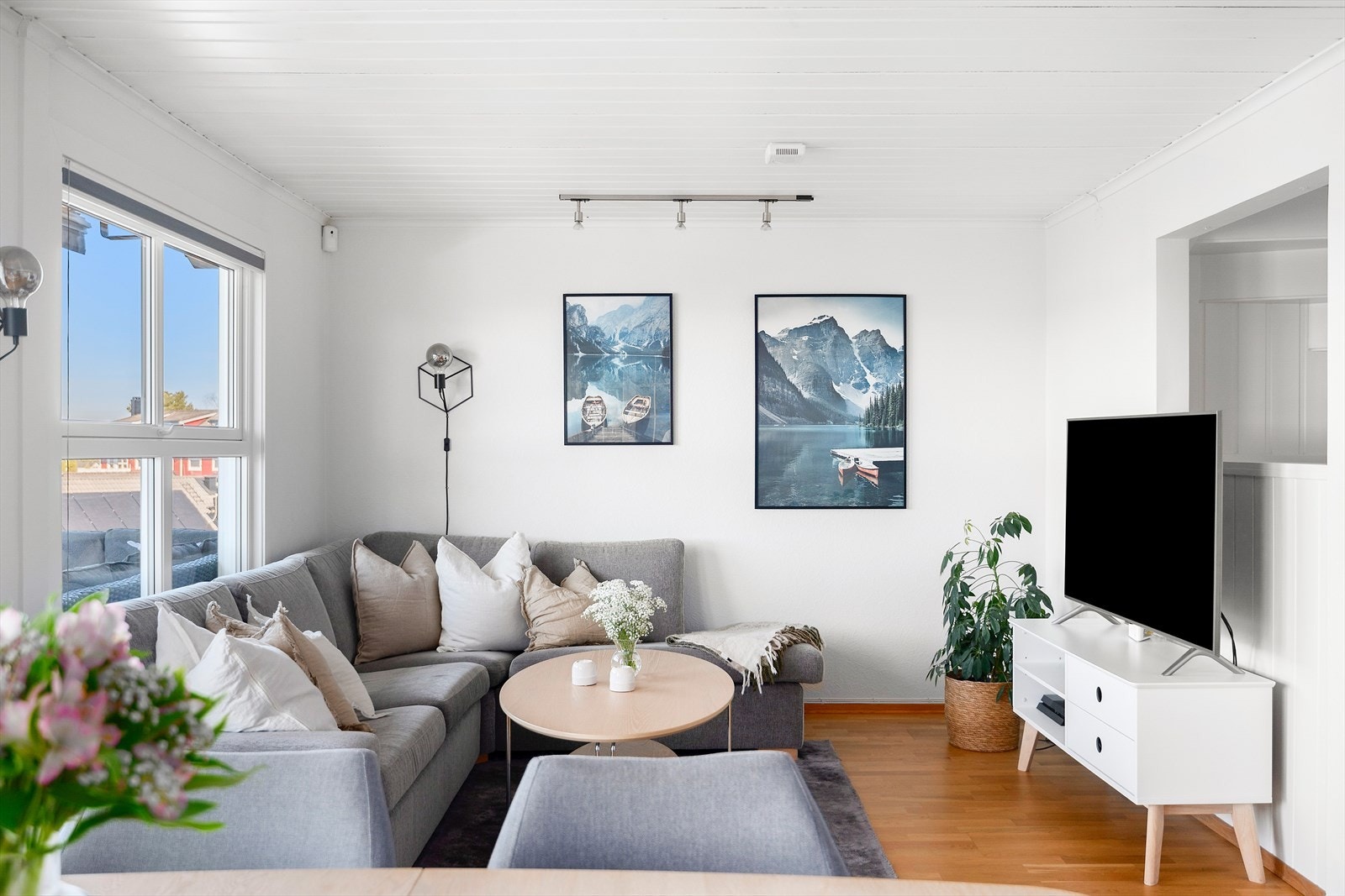 Hyggelig sofahjørne uten innsyn med plass til sofagruppe og tv-seksjon. Galleribilde