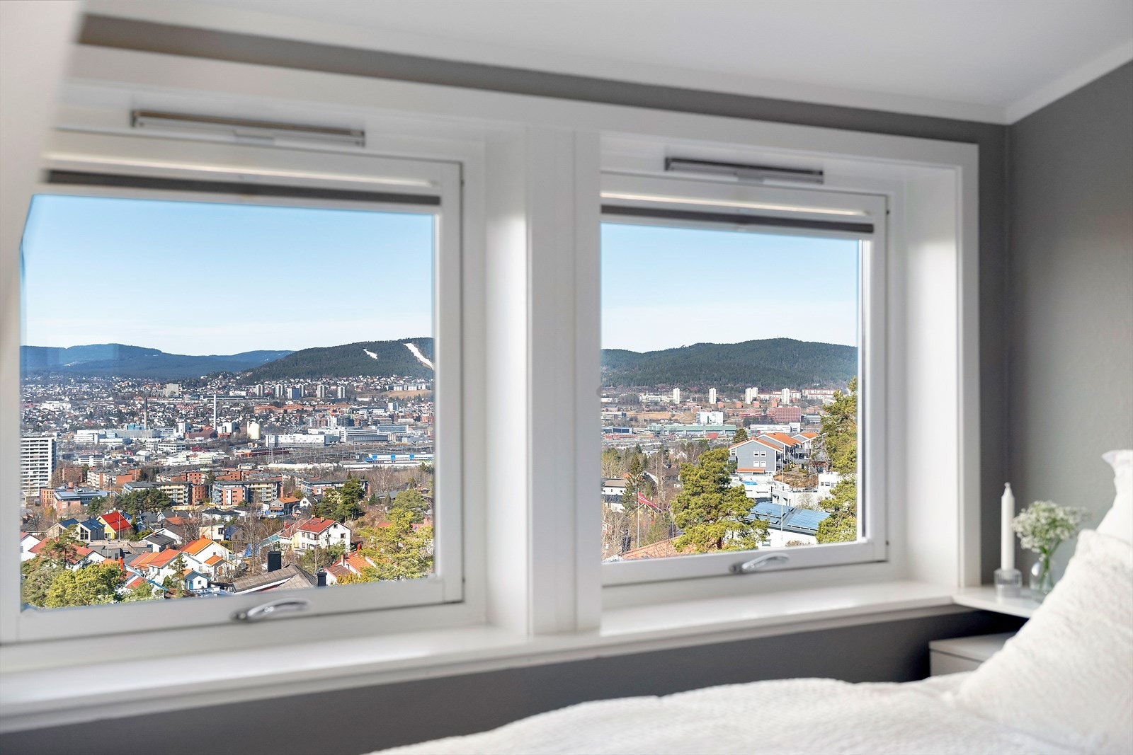 Fra rommet er det flott utsikt og godt med naturlig lysinnslipp. Galleribilde