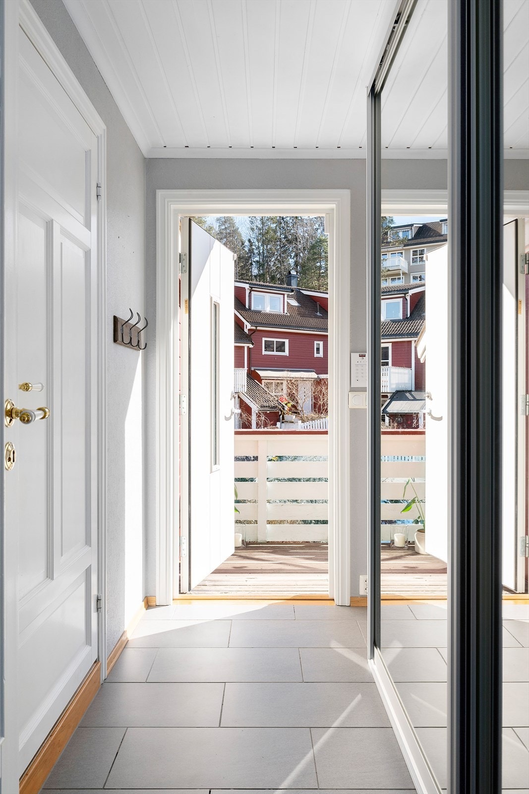 Leiligheten har gode oppbevaringsmuligheter i gang og entrè med skyvedørsgarderobe. Galleribilde