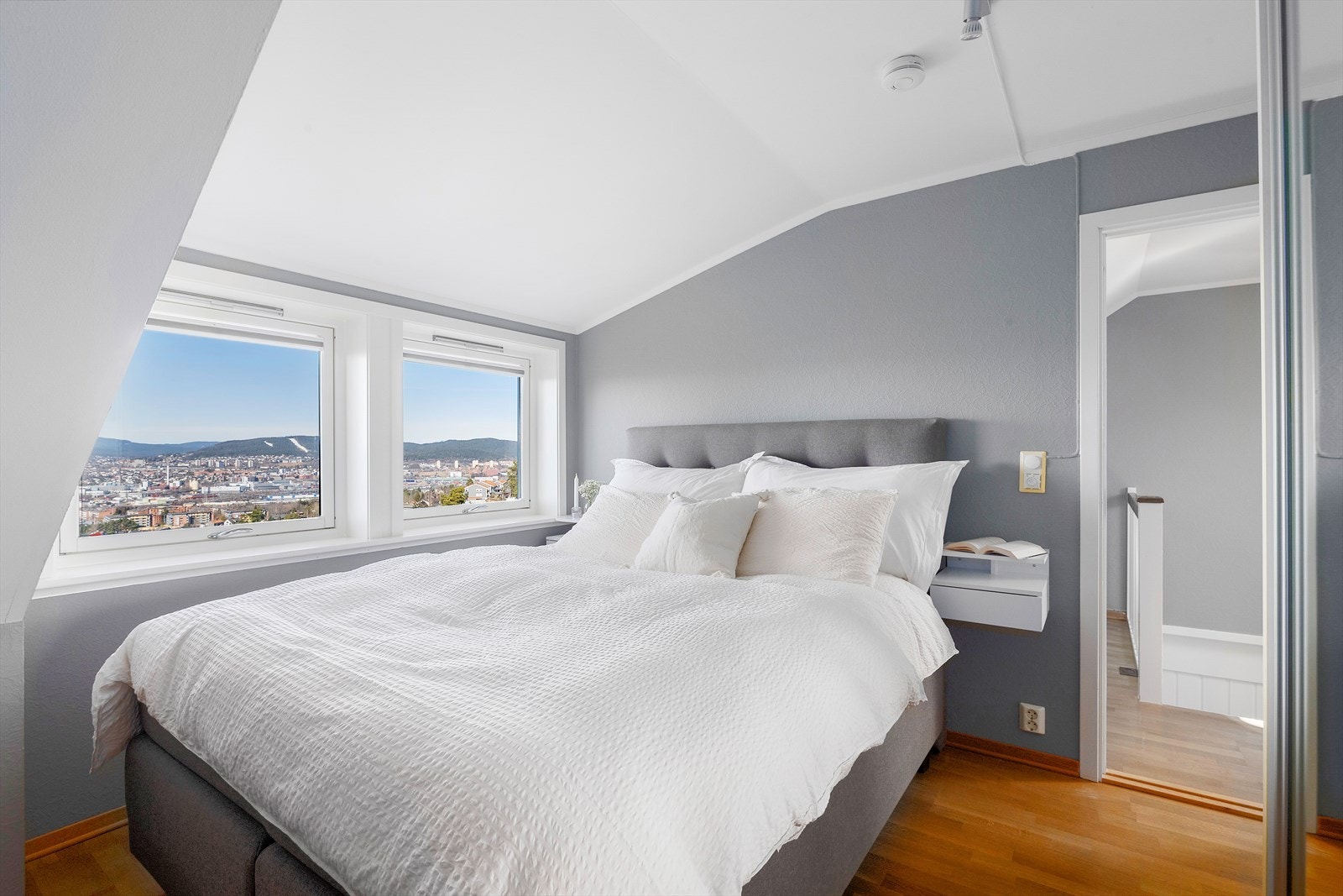 Hovedsoverommet | Soverom med plass til dobbeltseng nattbord. Galleribilde