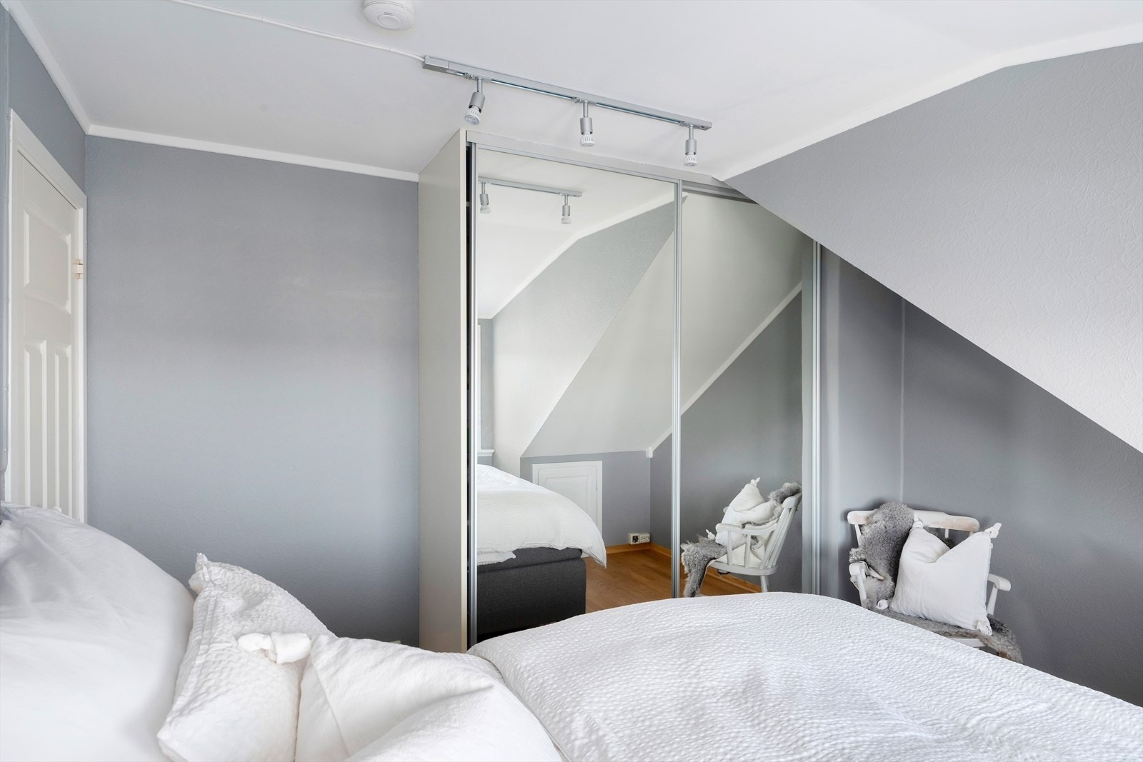 Rommet er innredet med praktisk skyvedørsgarderobe med god oppbevaringsplass. Galleribilde