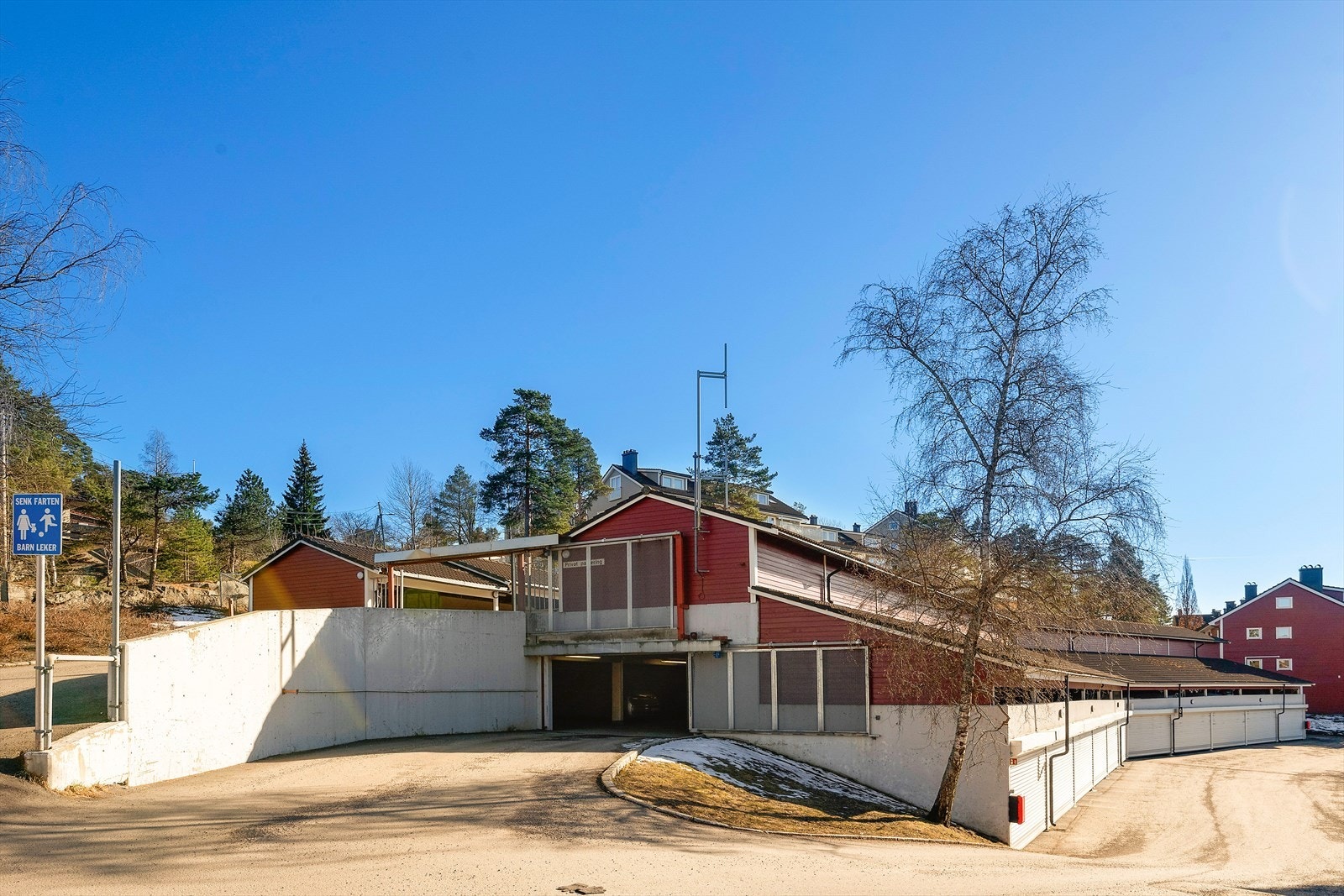 Leiligheten disponerer en garasjeplass med elbil lader. Galleribilde