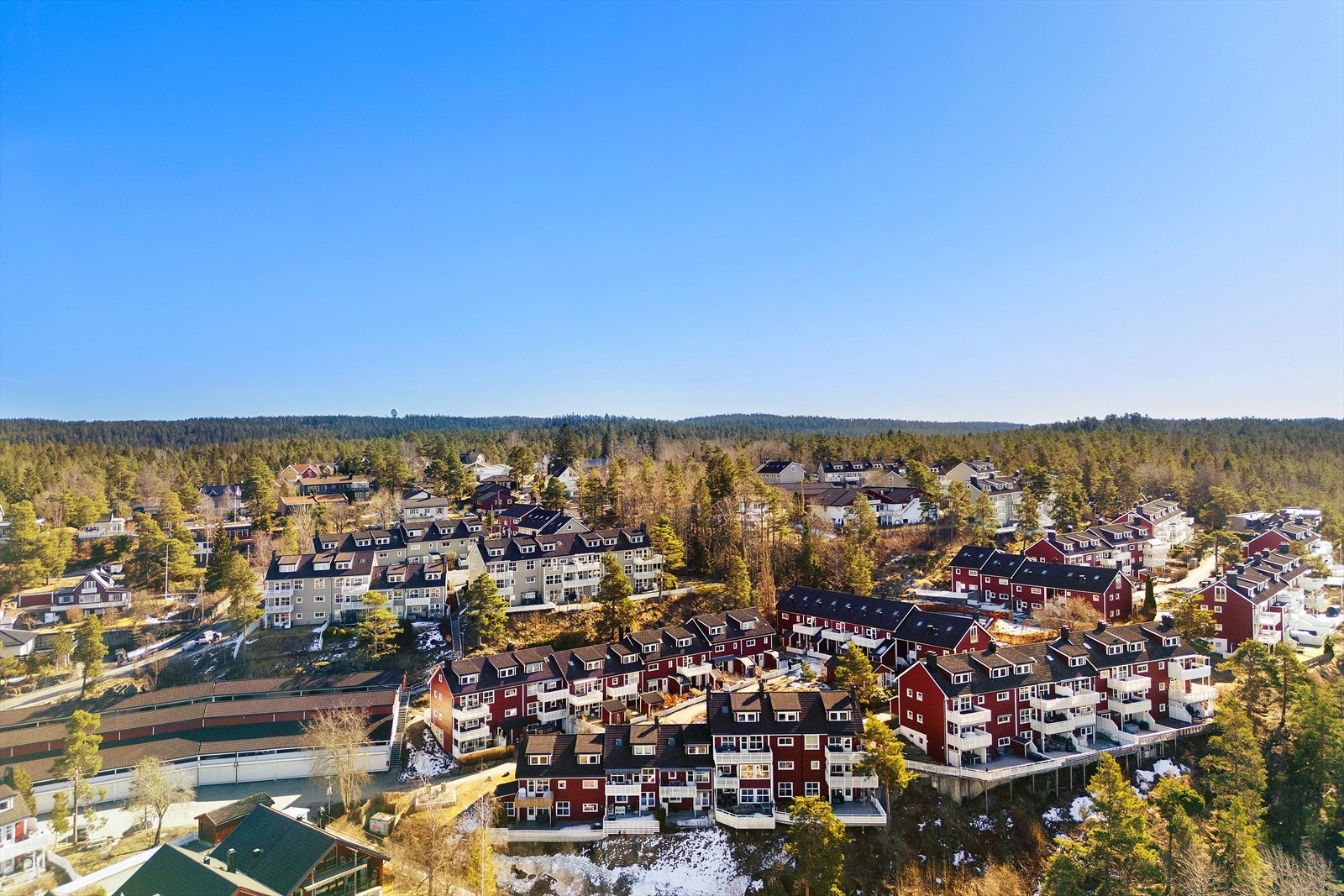 Fra boligen er det kort vei til Østmarka, med fine turområder. Galleribilde