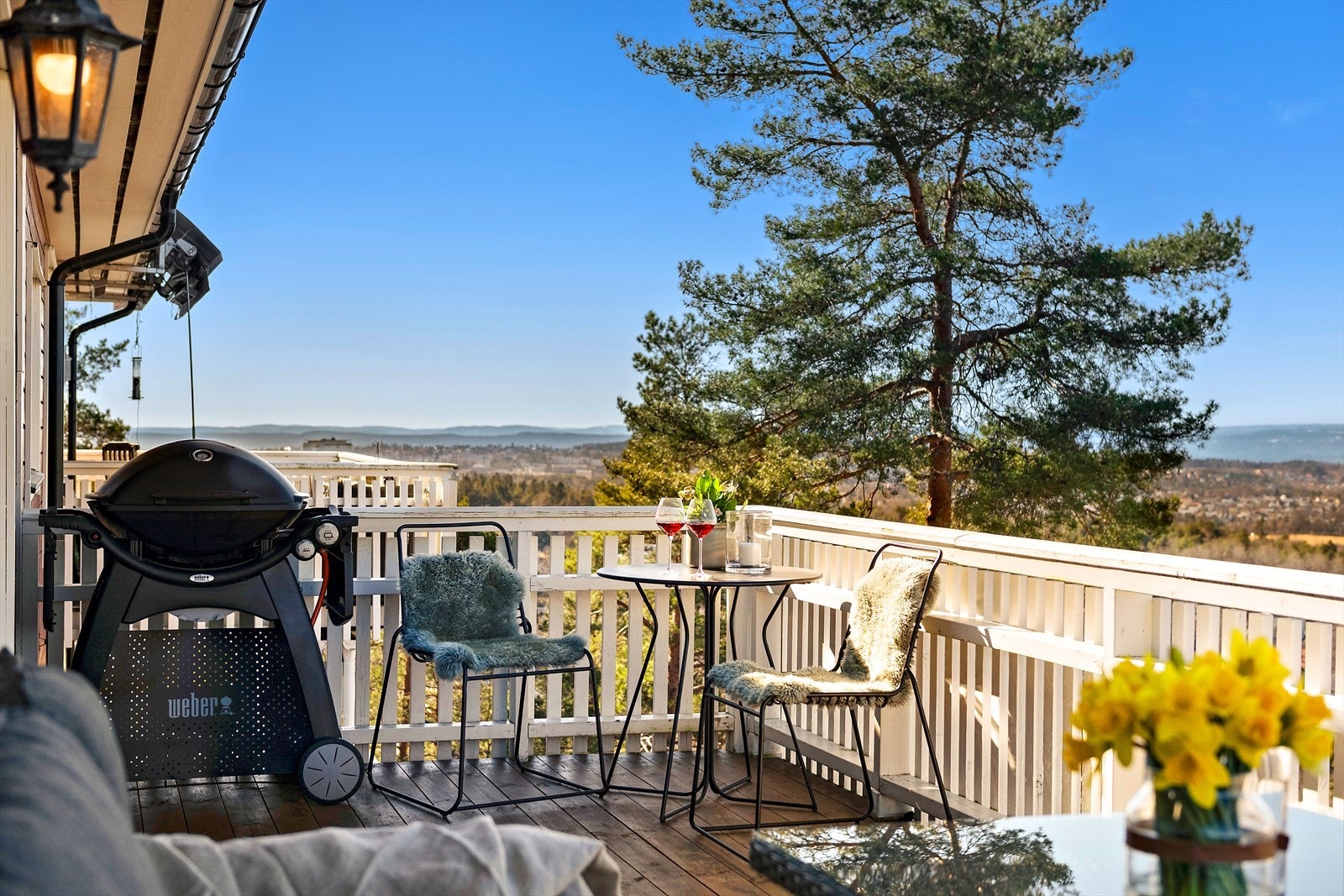 På balkongen er det fin plass til sittegruppe, grill m.m. Praktisk markise på balkong. Galleribilde