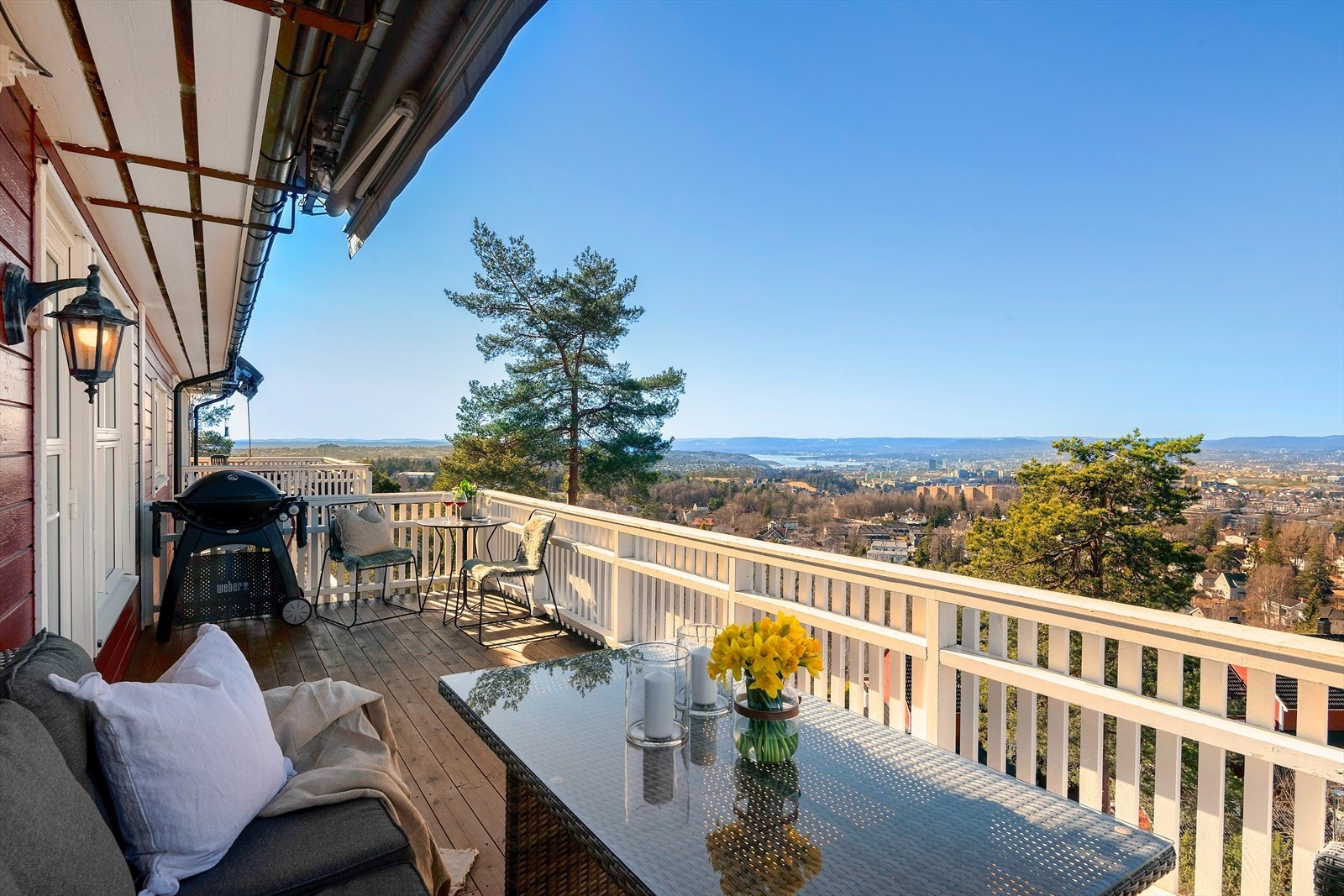 Attraktiv beliggenhet med panoramautsikt over Oslo. Her kan du nyte sene sommerkvelder og flott utsikt mot Oslofjorden Galleribilde