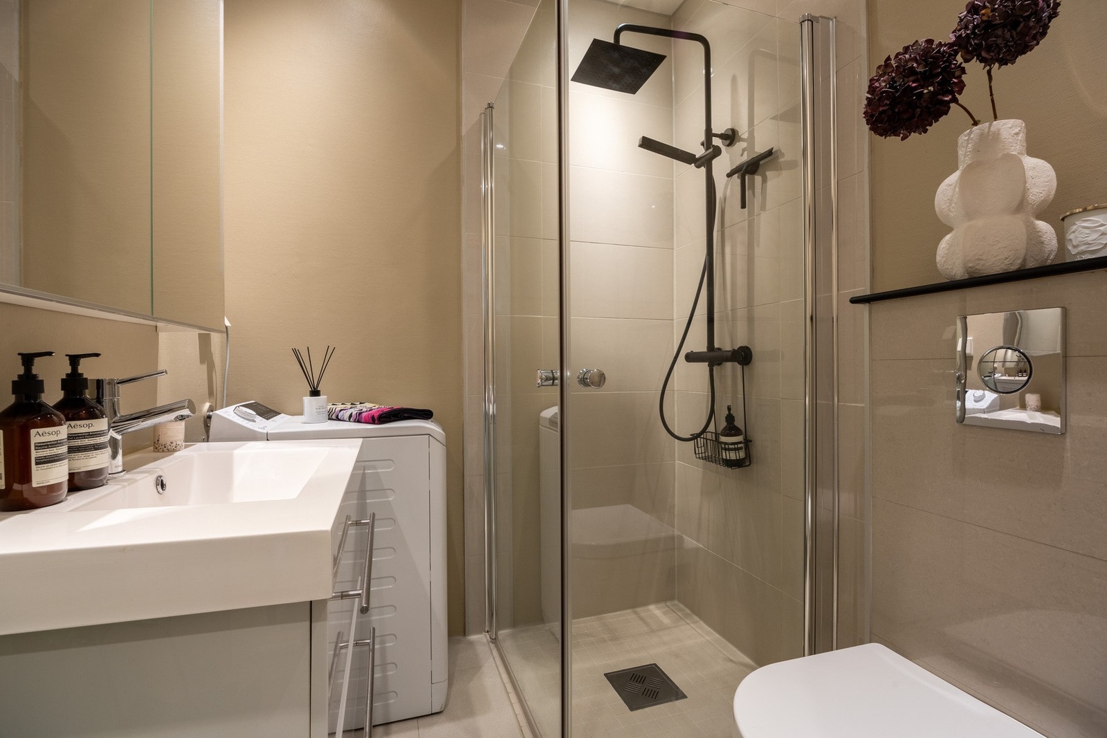 Lekkert, helfliset bad fra 2015 med gulvvarme og nedsenket himling med downlights. Galleribilde