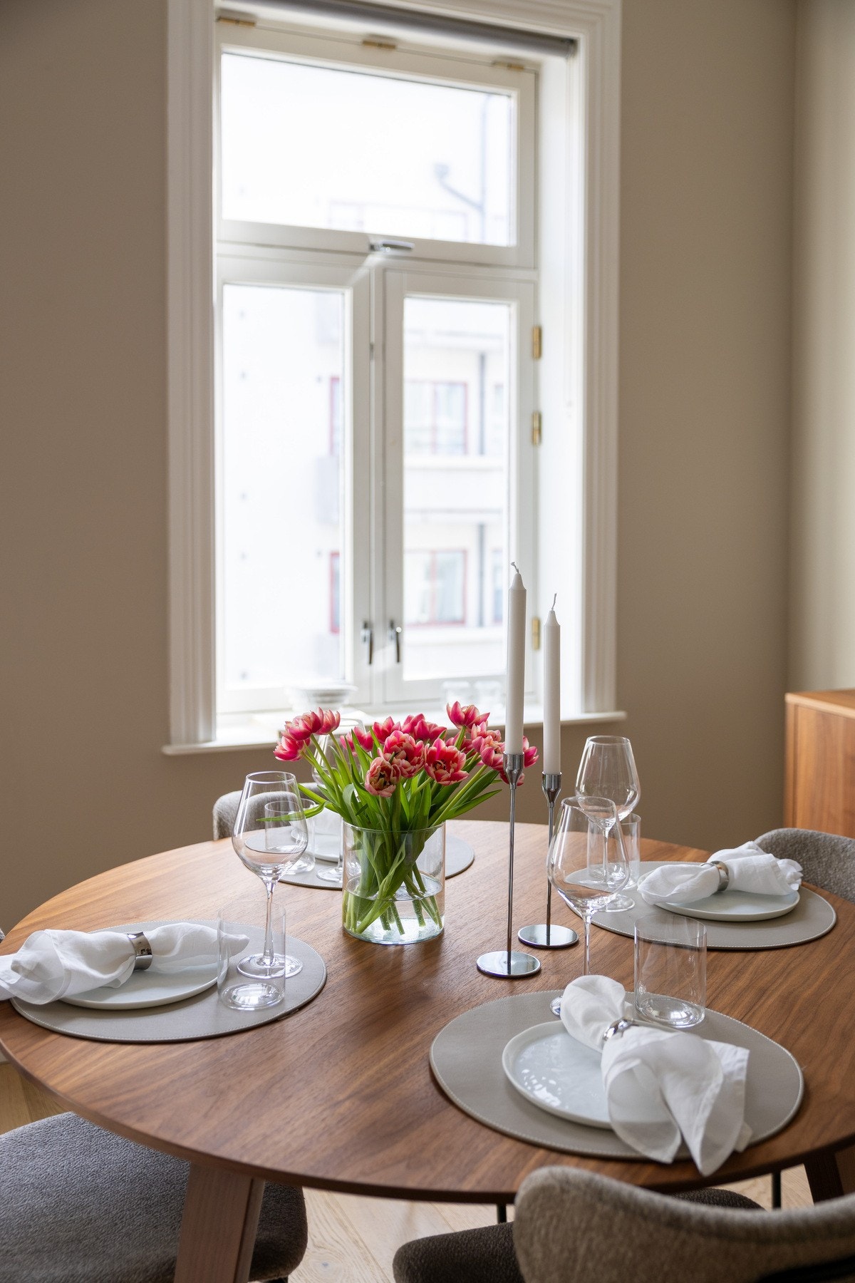 Det er god plass til spisebord i stuen. Galleribilde