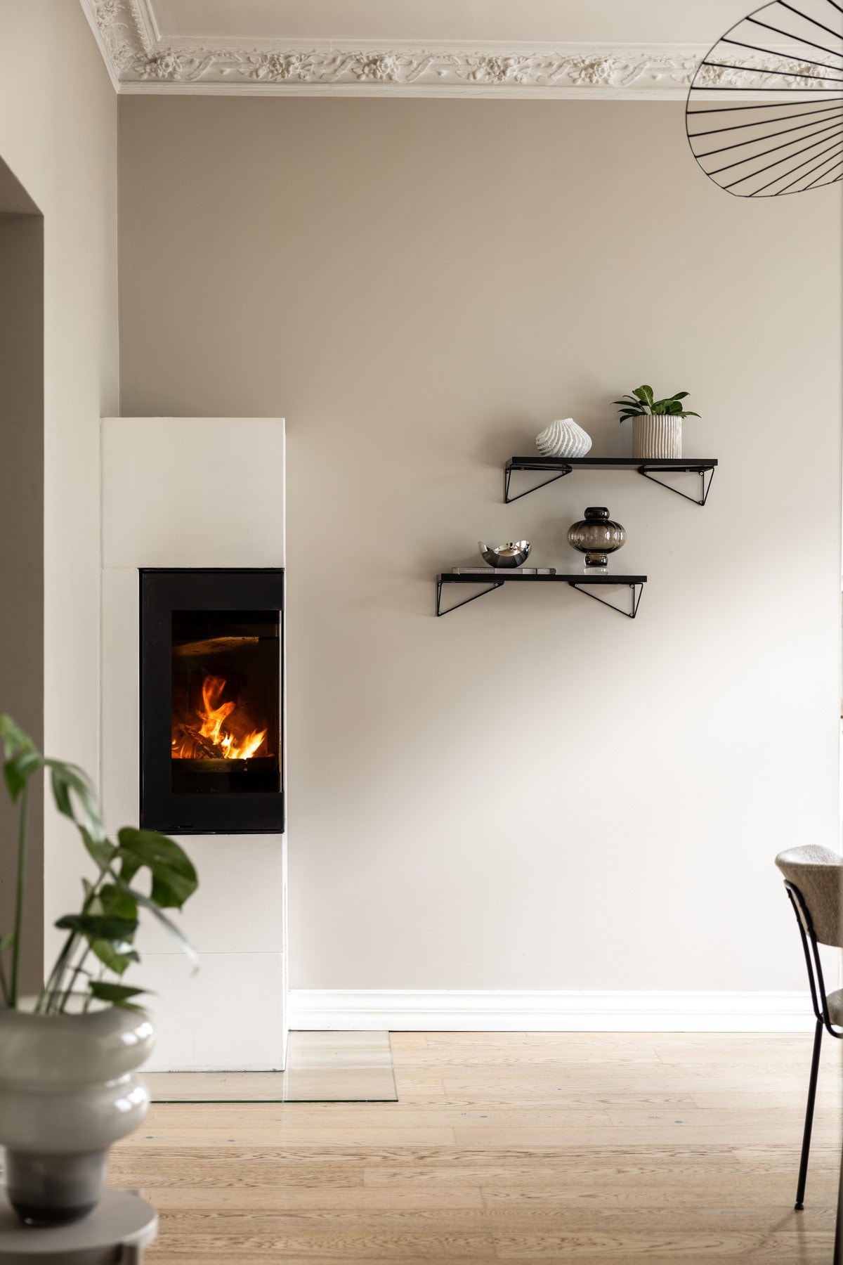 Du vil også sette pris på peisen, som varmer godt i kaldere årstider. Galleribilde