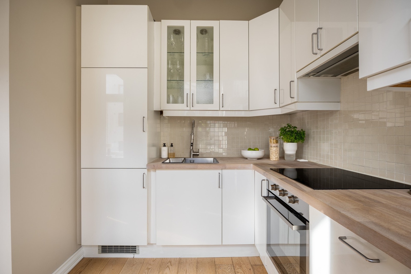 Integrert stekeovn, platetopp, oppvaskmaskin og kjøleskap med fryser. Vegghengt ventilator. Galleribilde