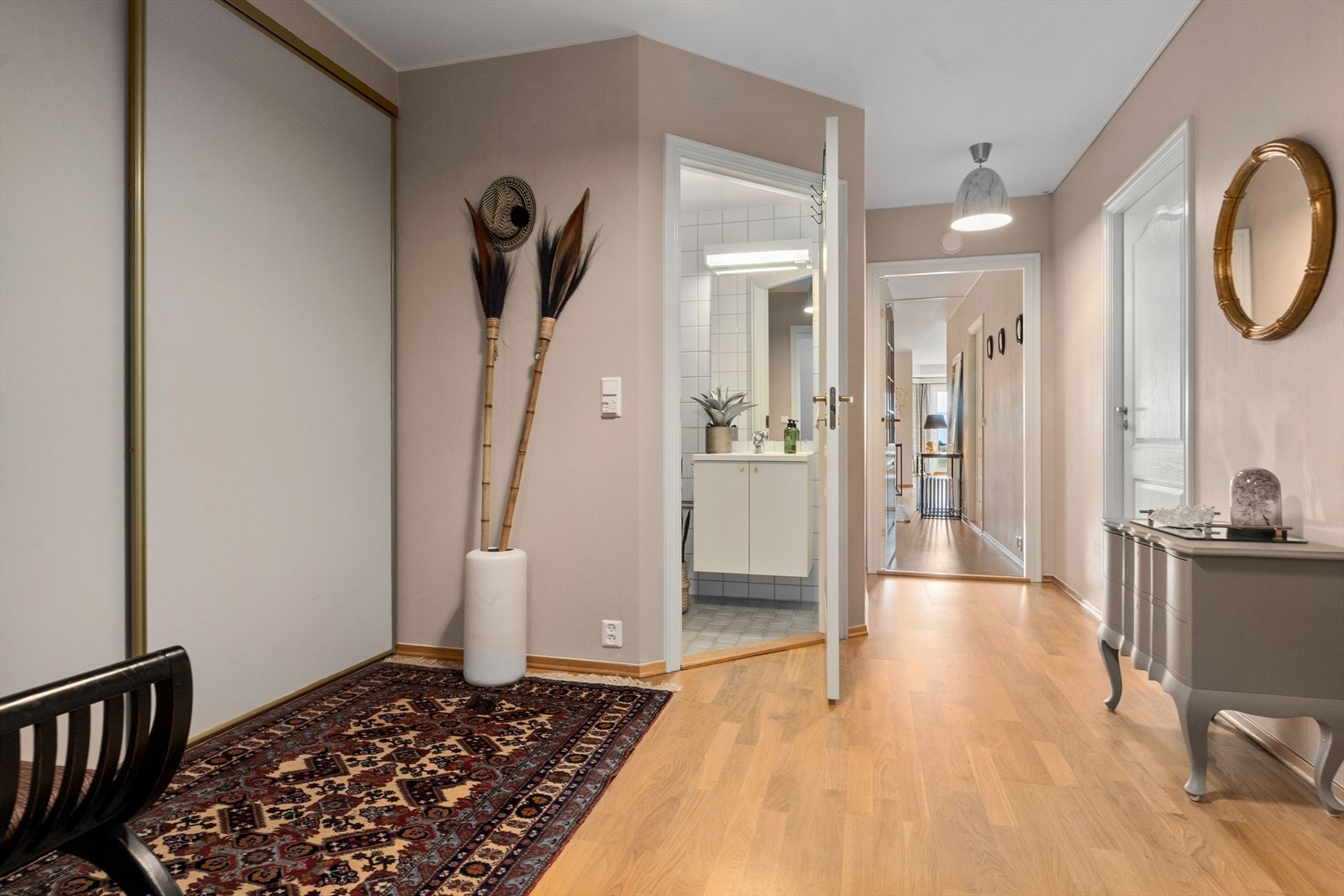 Gang med skyvedørsgarderobe Galleribilde