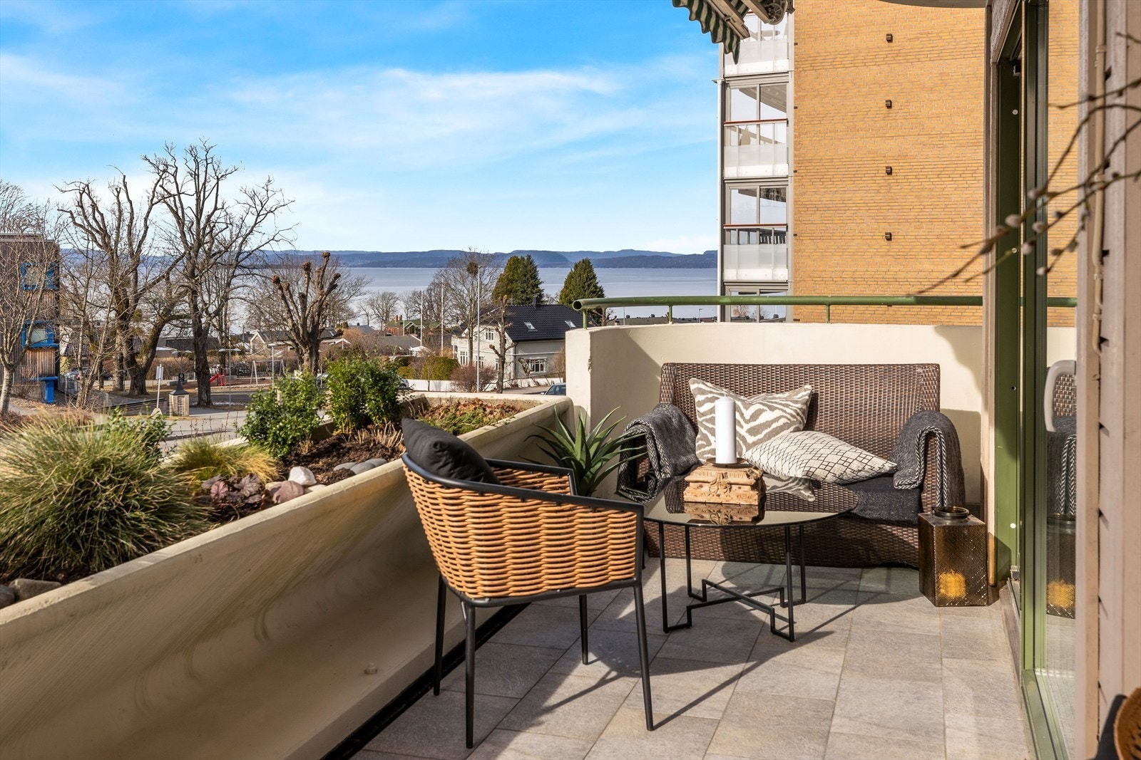 Velkommen til Jeløy Fjordterrasse med nydelig sjøutsikt og gode solforhold. Spektakulære solnedganger. Galleribilde